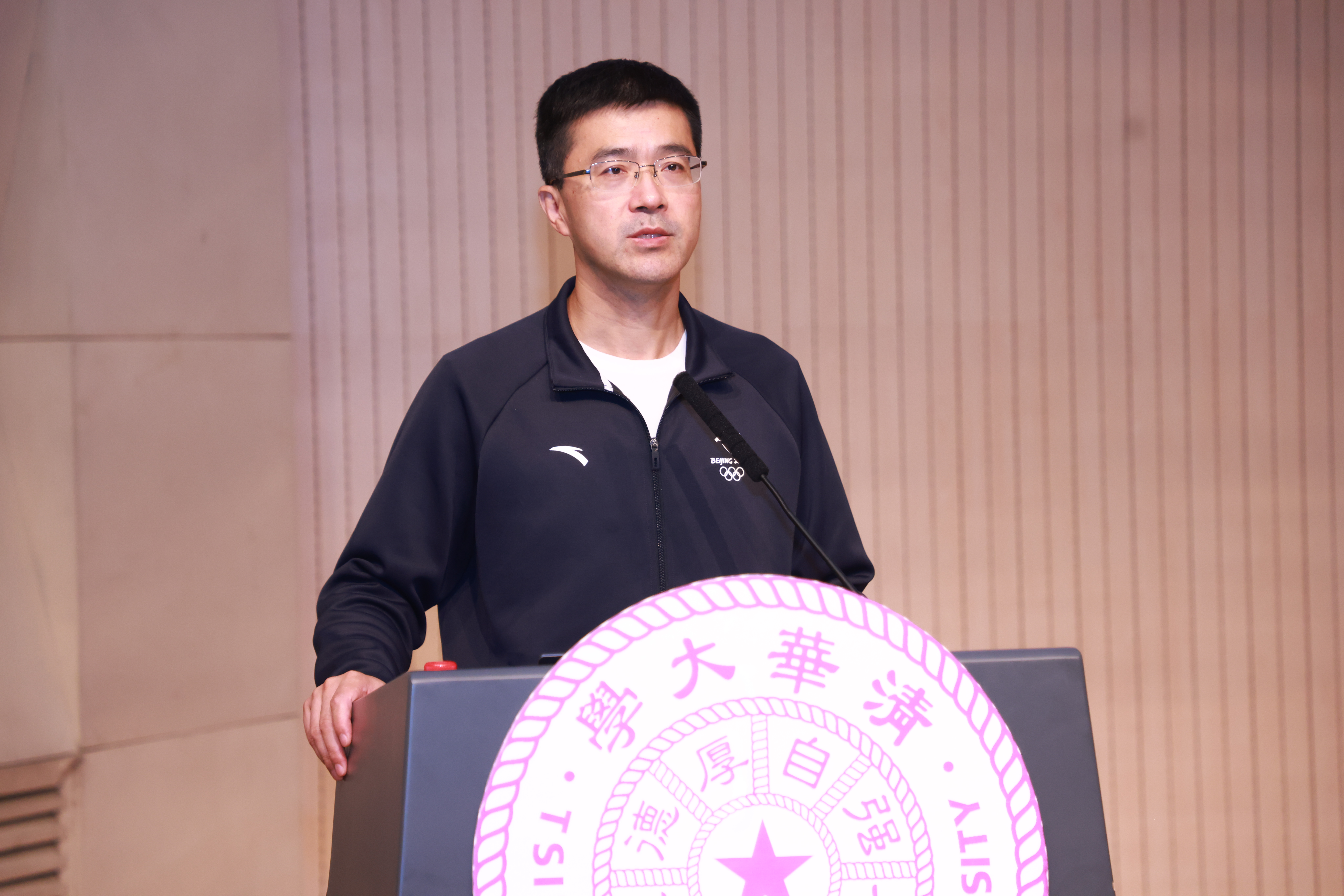 20240929-新葡萄官网AMG举行2024年学生思想政治工作队伍培训及专题研讨班-清大嘉艺-过老师讲话.JPG