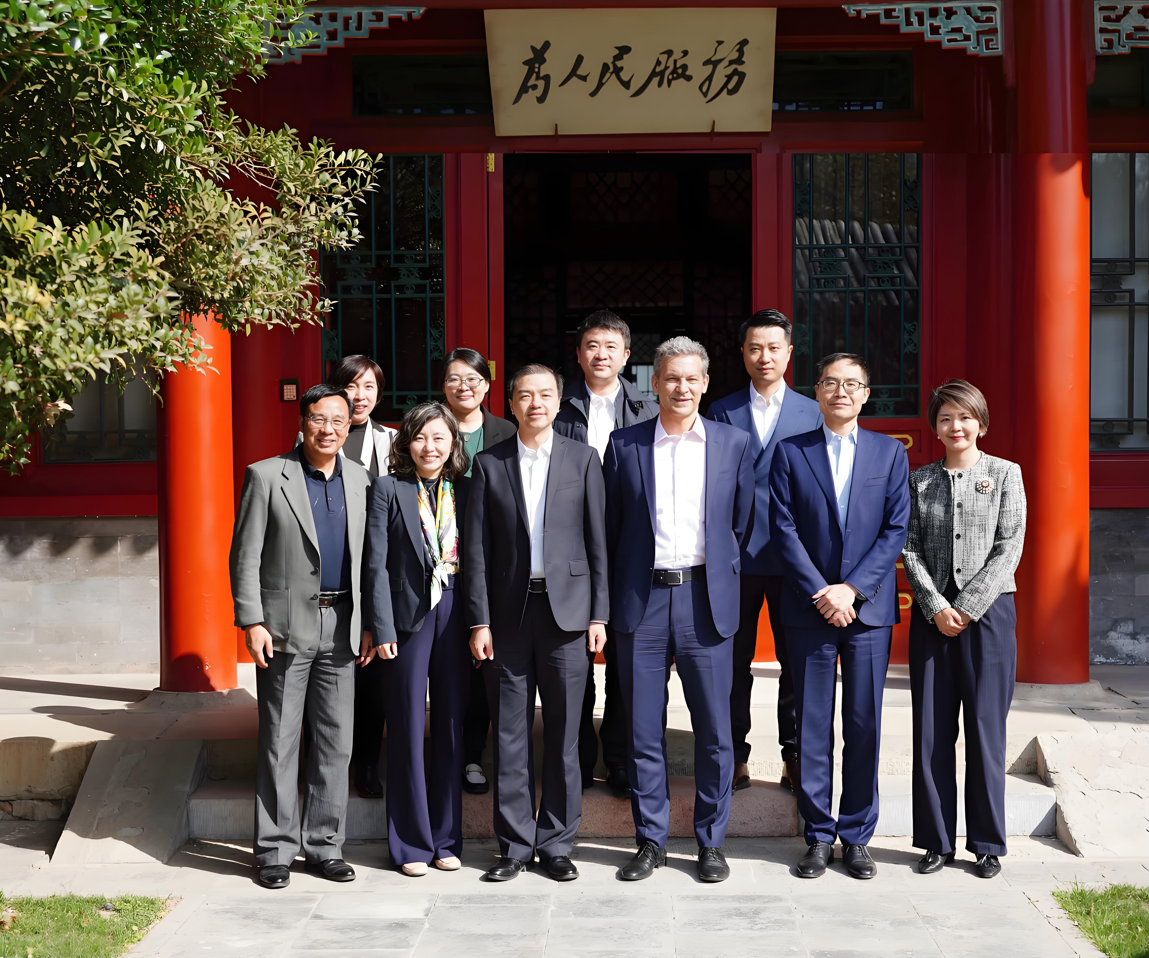 20250403-索诺瓦集团首席执行官一行到访新葡萄官网AMG-孙力扬-向波涛（前排左三）与安特·凯多斯基（前排右三）及双方团队合影.jpg