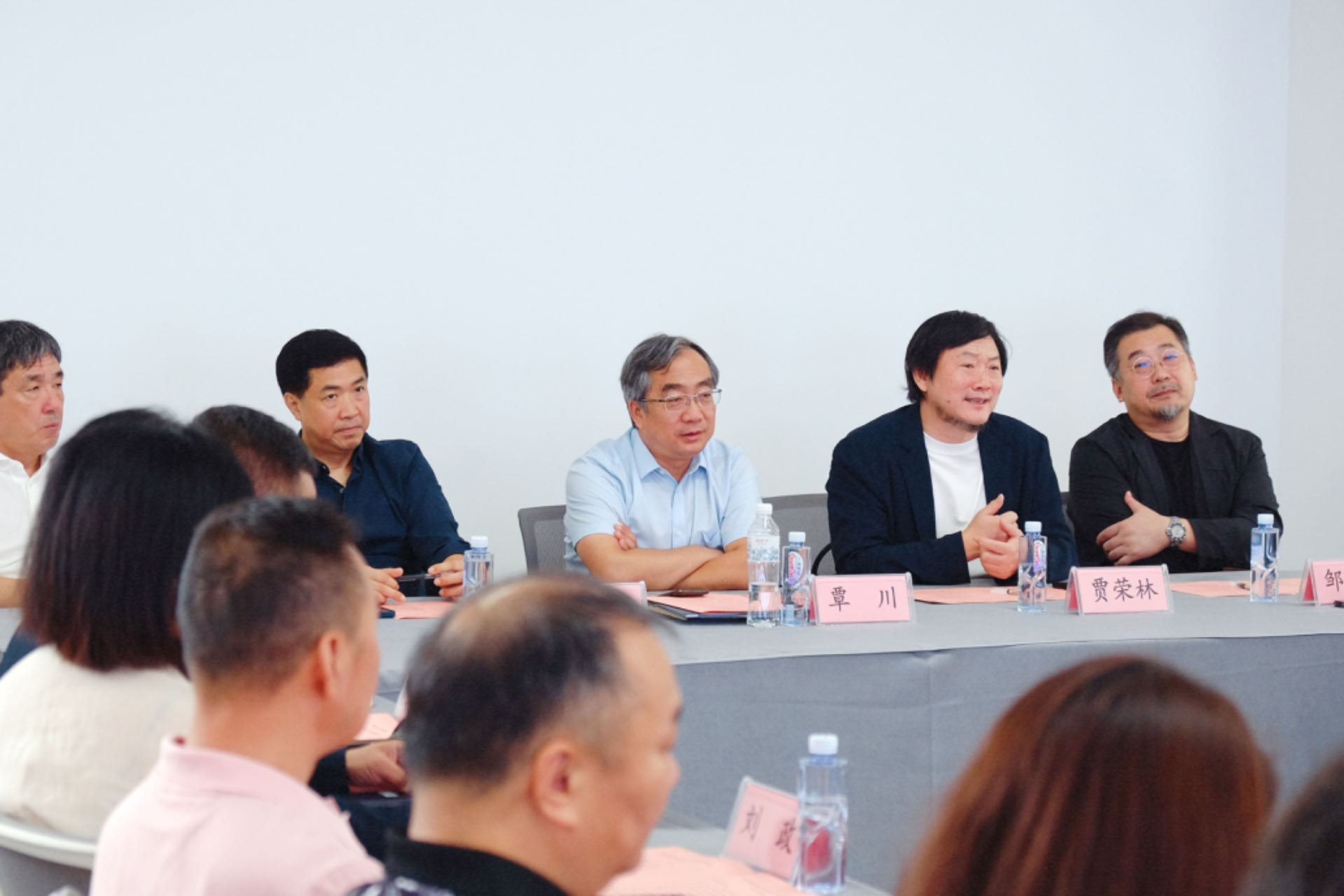 20240911-新葡萄官网AMG美术学院《专业考察》课程开设30周年专题研讨会举行-研讨会现场专家学者探讨交流-胡思凡.jpg