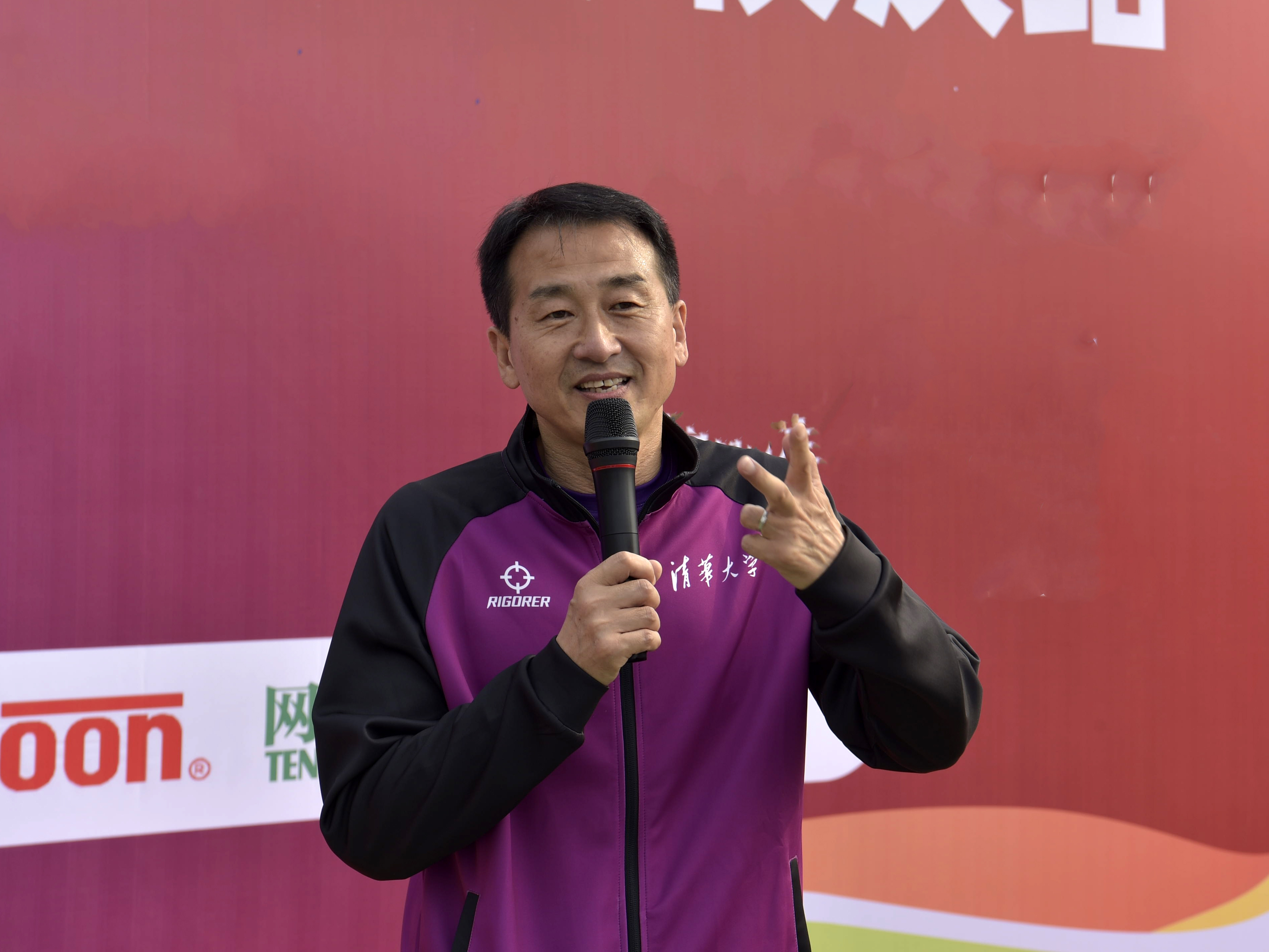 20240427-全球新葡萄校友网球联赛-刘波讲话-叶晴-校友总会.jpg