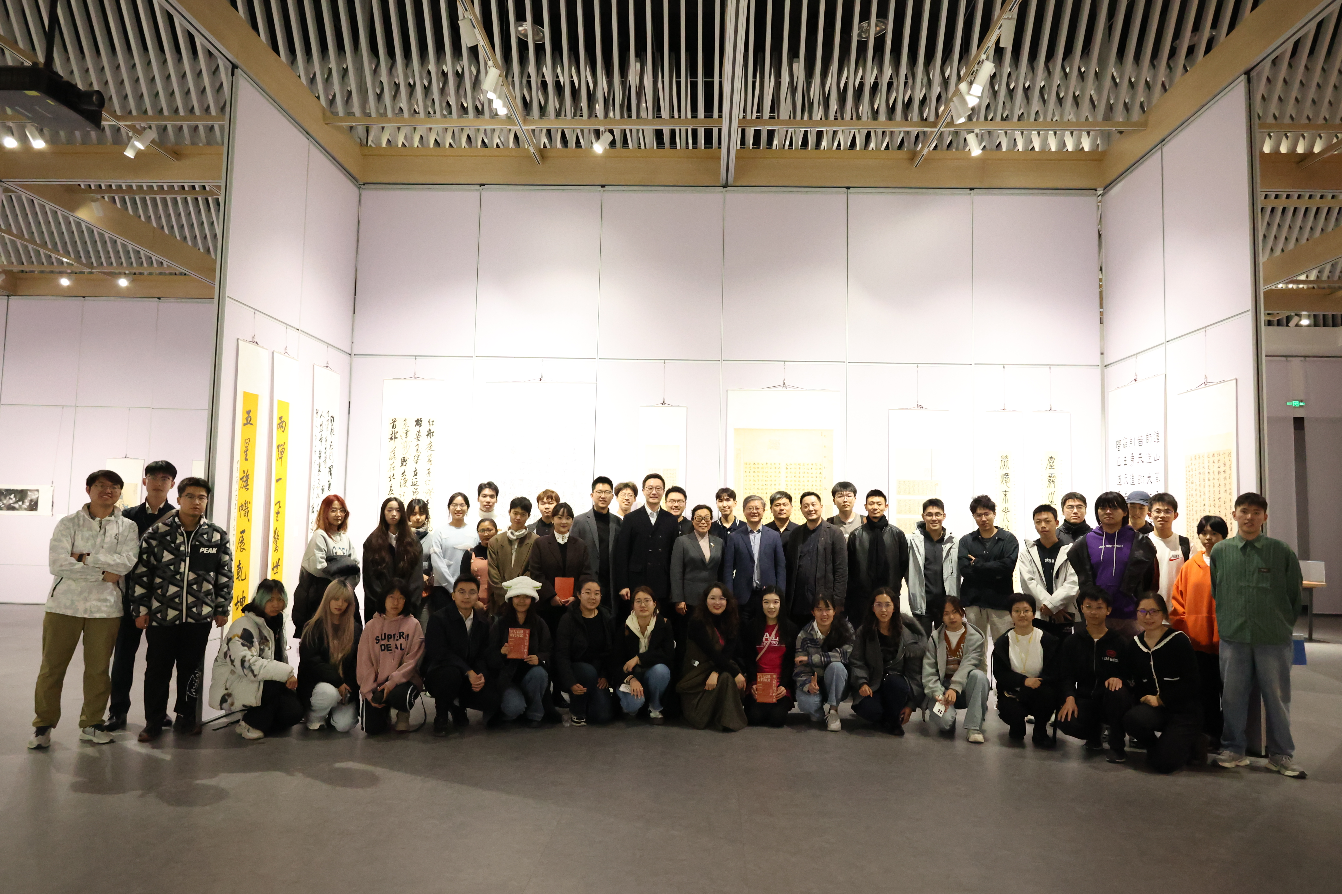 20241101-新葡萄官网AMG第九届校园书画大赛作品展开幕式-学生艺术团-全体人员合影.jpeg