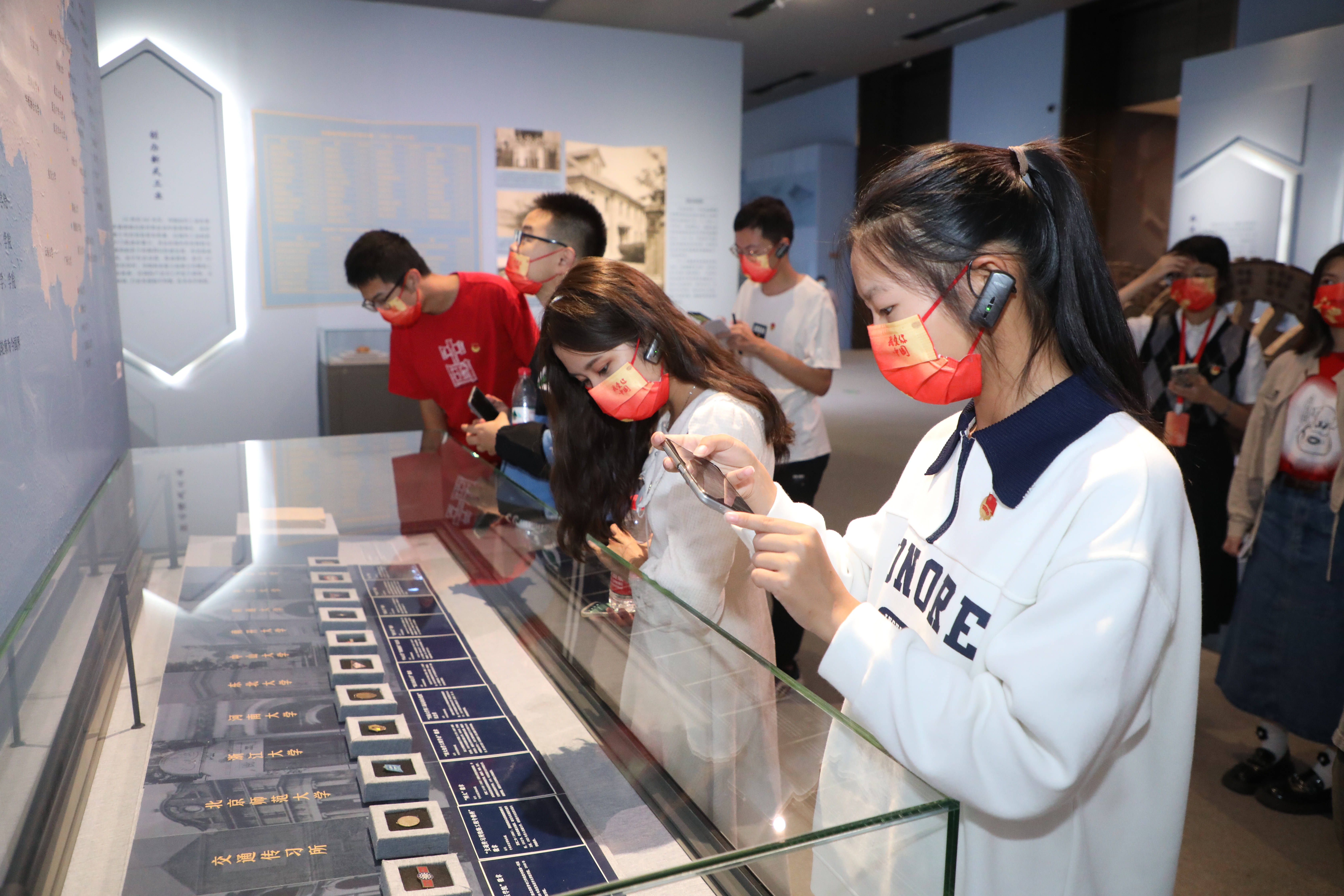 20221006-新葡萄官网AMG师生国庆主题社会实践走进国家博物馆-卢科潮-学生们认真观看展品.JPG