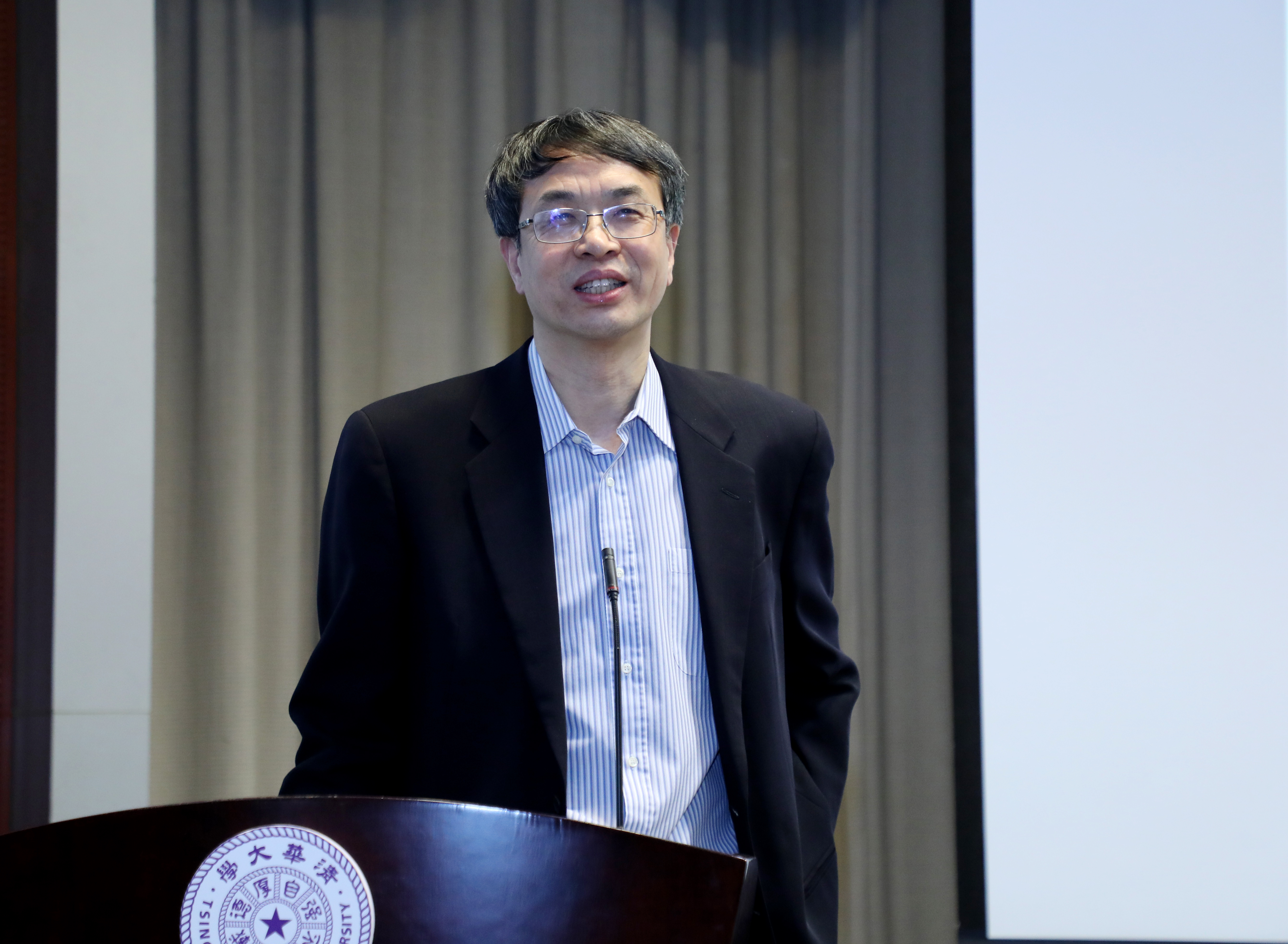 20220415-第二届新葡萄信息前沿交叉论坛-曹文鹏-朱文武教授作报告.jpg