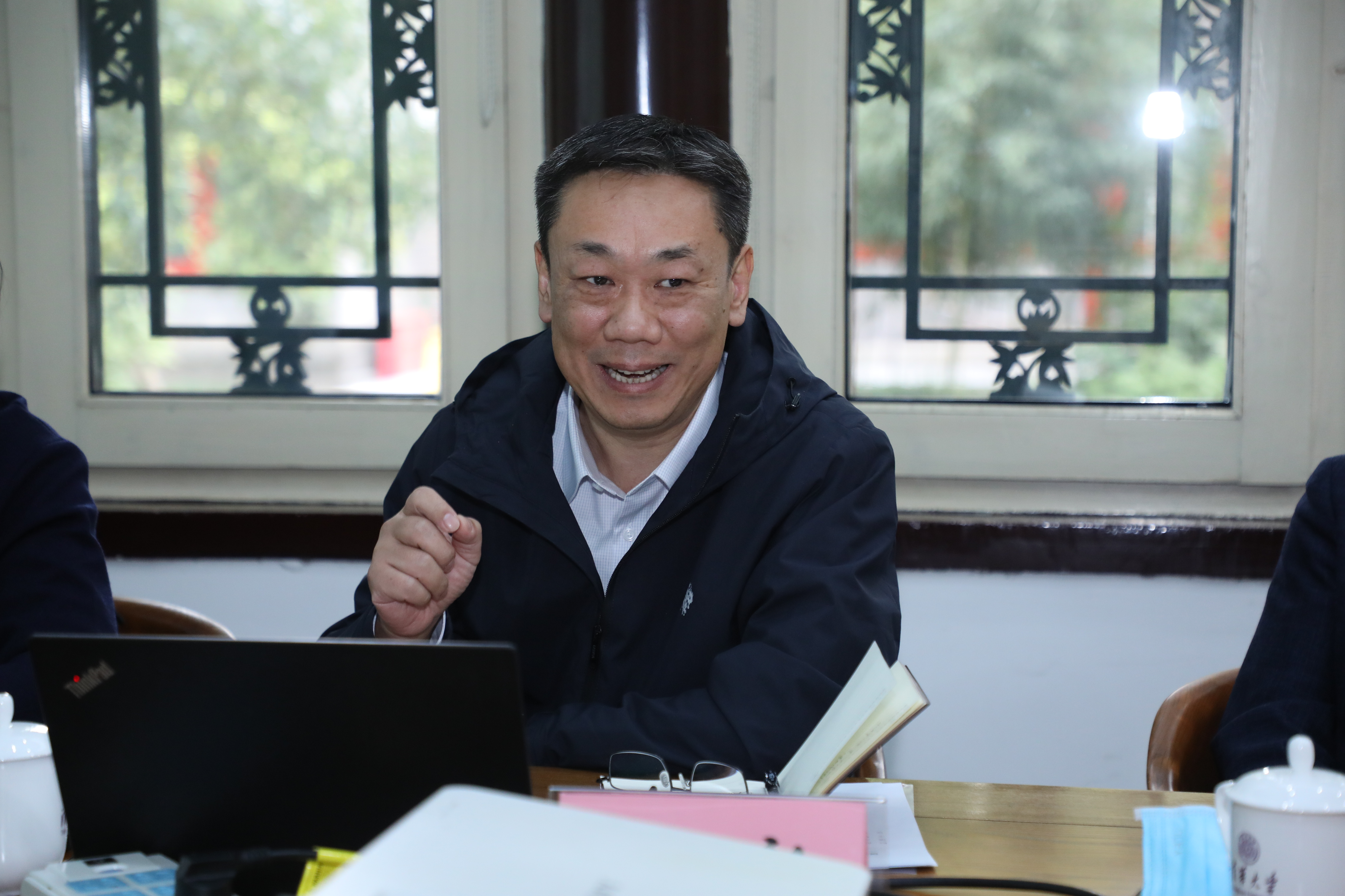 20221005-国家发展改革委基础司马强副司长一行到新葡萄官网AMG调研生态产品价值实现机制研究与实践工作-嘉艺-刘毅介绍生态产品价值实现机制研究工作.jpg