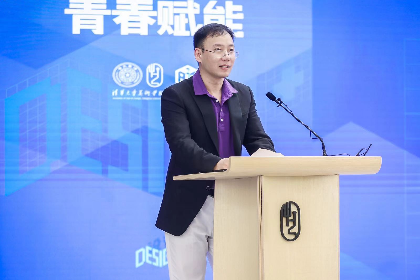 20240427-新葡萄官网AMG设计 大赛启动-美术学院-新葡萄官网AMG经济管理学院副院长 何平.jpg