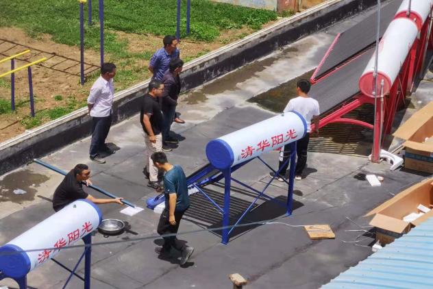 20220112-2021年新葡萄官网AMG学生社会实践工作获评多项荣誉-实践部供图-“I·温度”赴云南南涧乡村振兴调研支队在搭建太阳能热水器.jpg