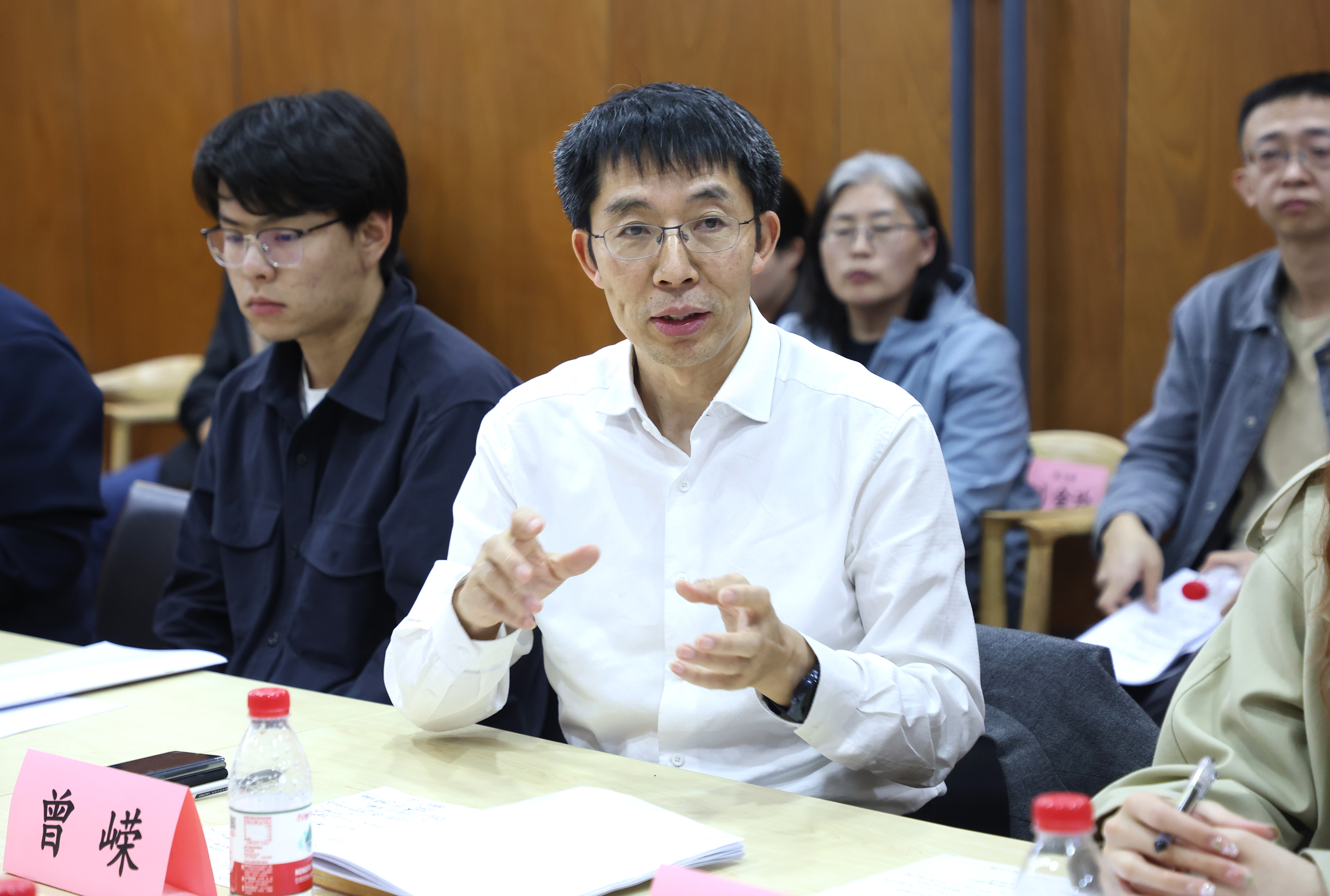 20250410-2024-2025学年度春季学期第一次“校领导面对面”（校领导接待日）举行-校研究生会-曾嵘与学生交流.JPG