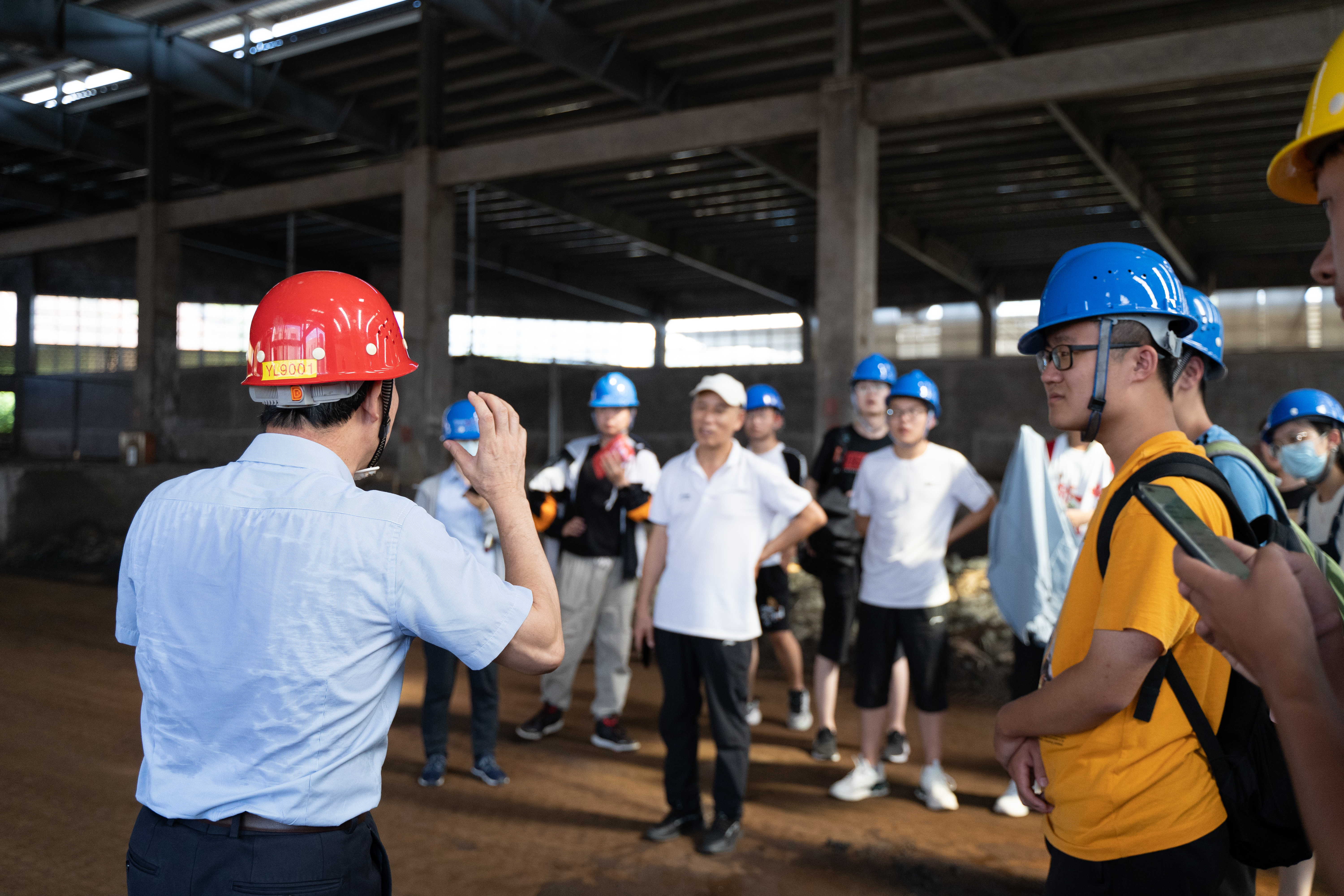 20220808-0814-新葡萄官网AMG“林枫计划”师生赴江西赣县区调研实践-桂雨谦摄-支队师生与赣州稀土友力科技开发有限公司相关负责人交流.jpg