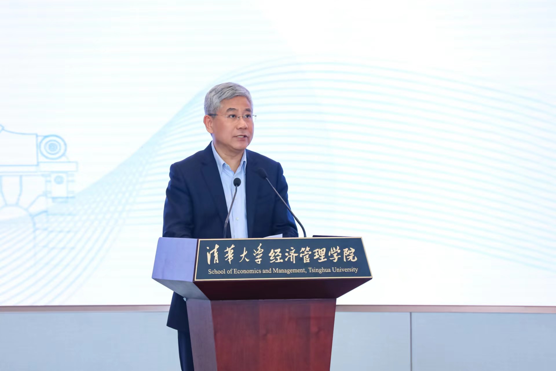 20230506-第十届新葡萄官网AMG“校长杯”创新挑战赛决赛收官-经管学院摄影-白重恩致辞 - 副本.jpg
