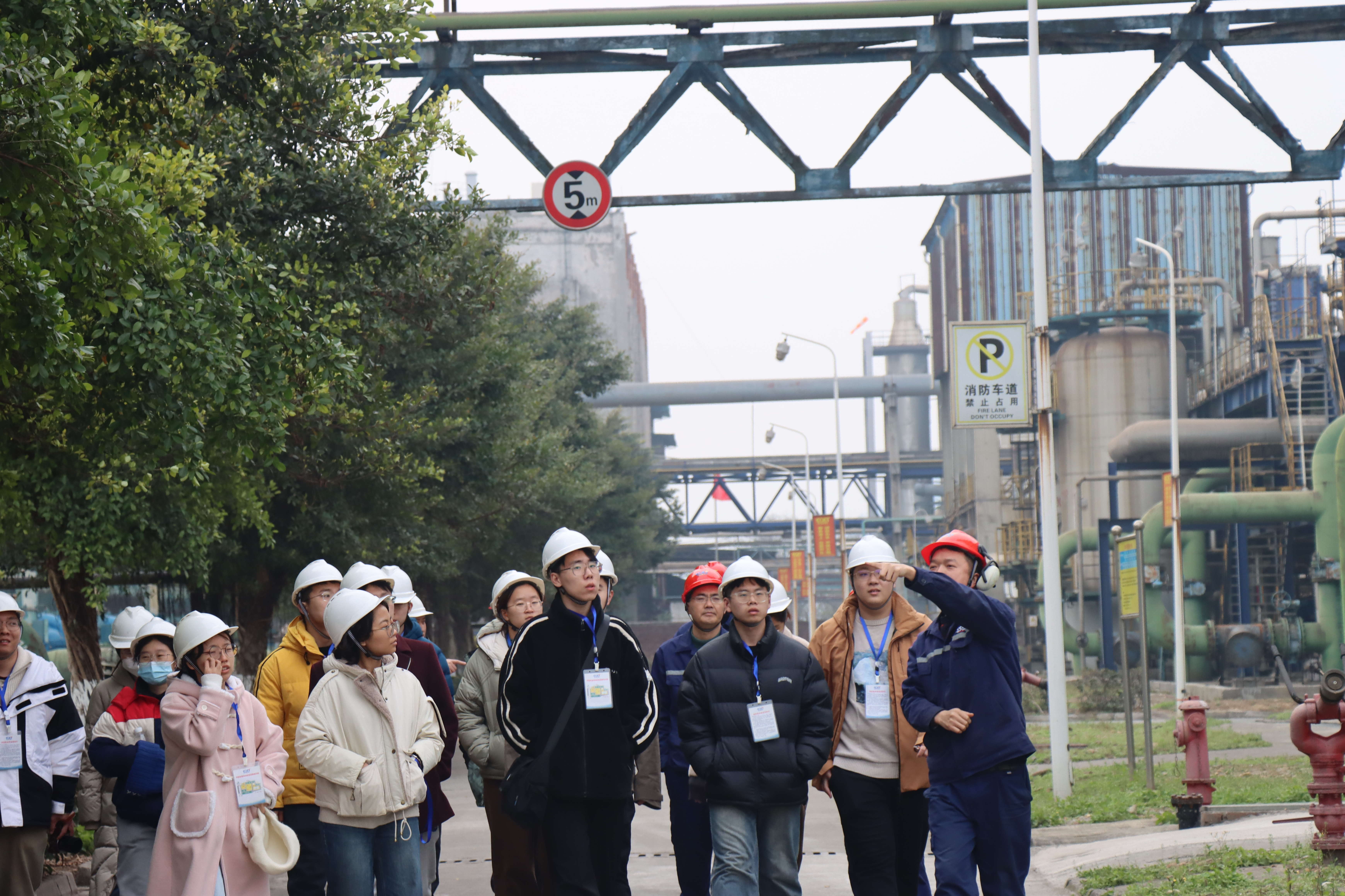 20240301-学思践悟启新程，挺膺担当绘青春——2024 年新葡萄官网AMG研究生寒假社会实践总结回顾-化工系、环境学院和化学系“清渝谋化”实践支队-支队成员实地参访化工企业.png