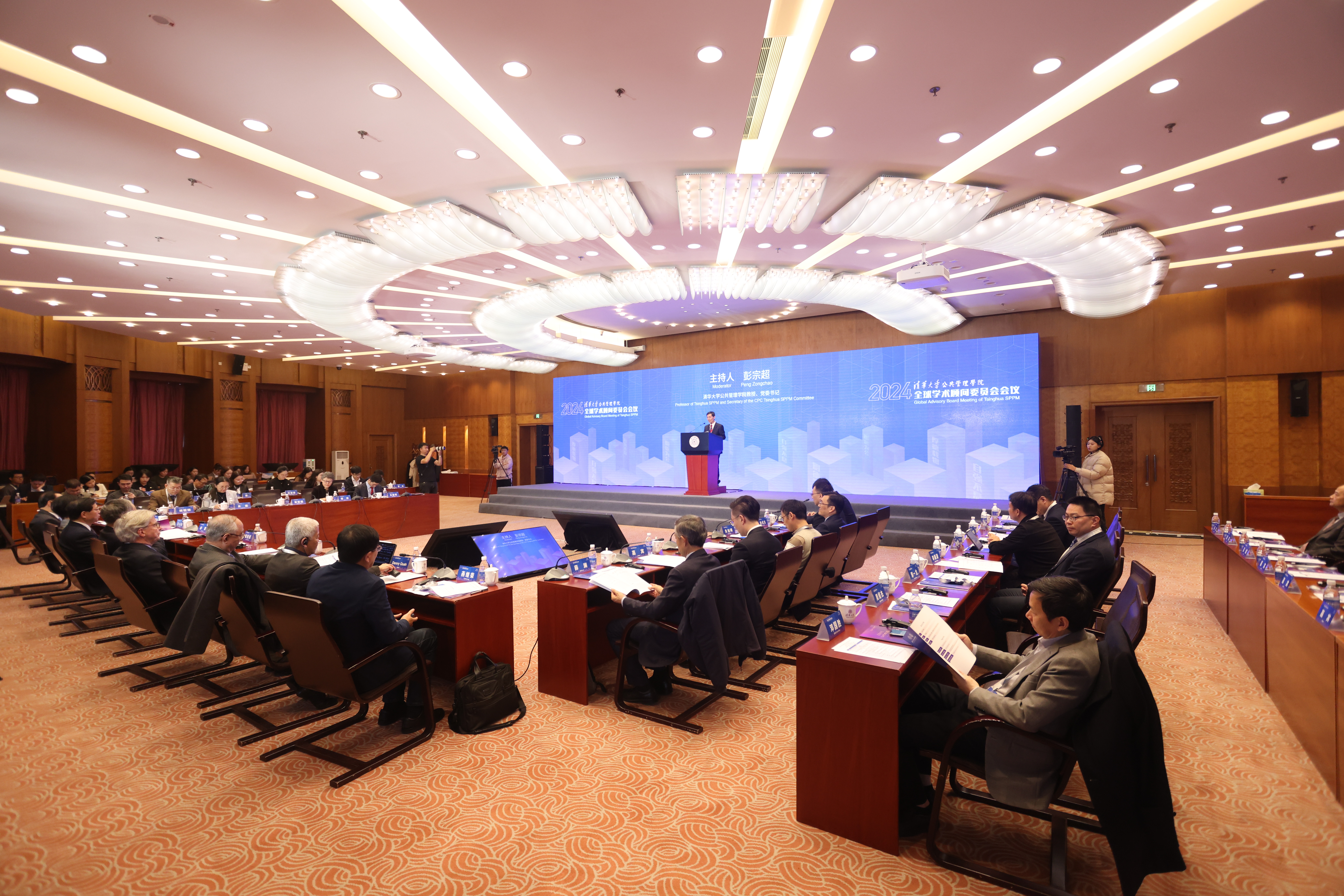 20241109-新葡萄公管学院全球学术顾问委员会2024年会议-石侯晓军-会议现场.jpg