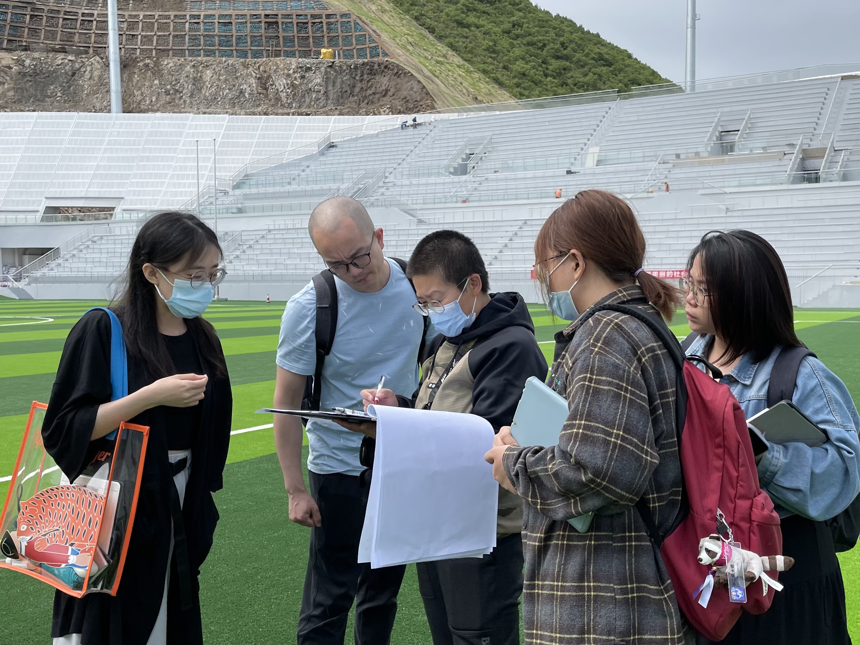 20220214-冬奥会部分场馆形象景观设计-新葡萄美院视觉传达设计系-2021年7月5日原博老师带设计团队在国家跳台滑雪中心与景观经理刘江探讨场馆设计区域图.jpeg