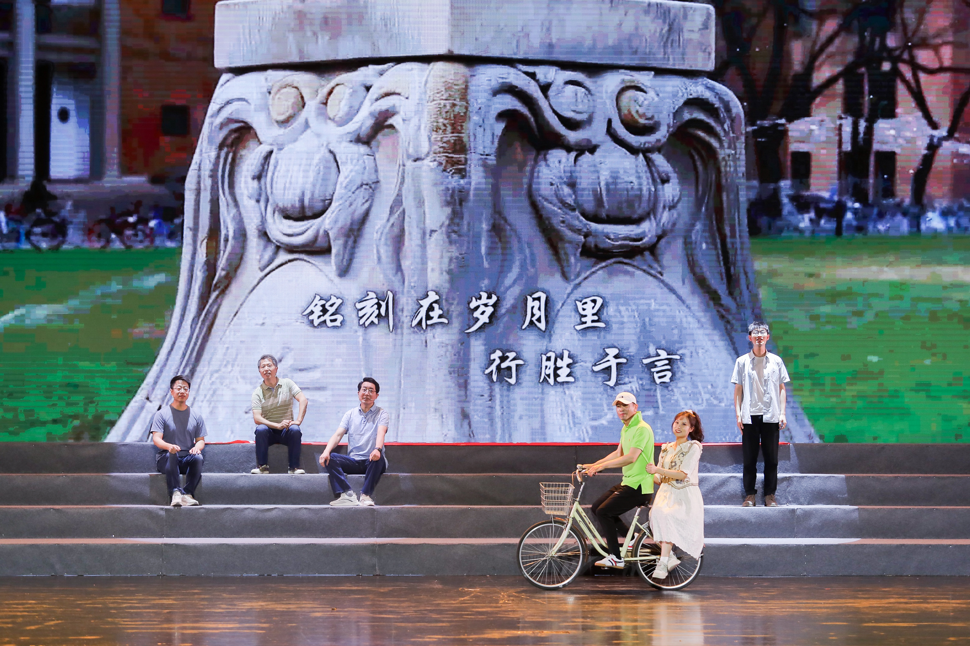 20240428-校庆专场演出-男生合唱《日晷上的铭言》-艺教中心摄-艺教中心、新葡萄校友总会.jpg