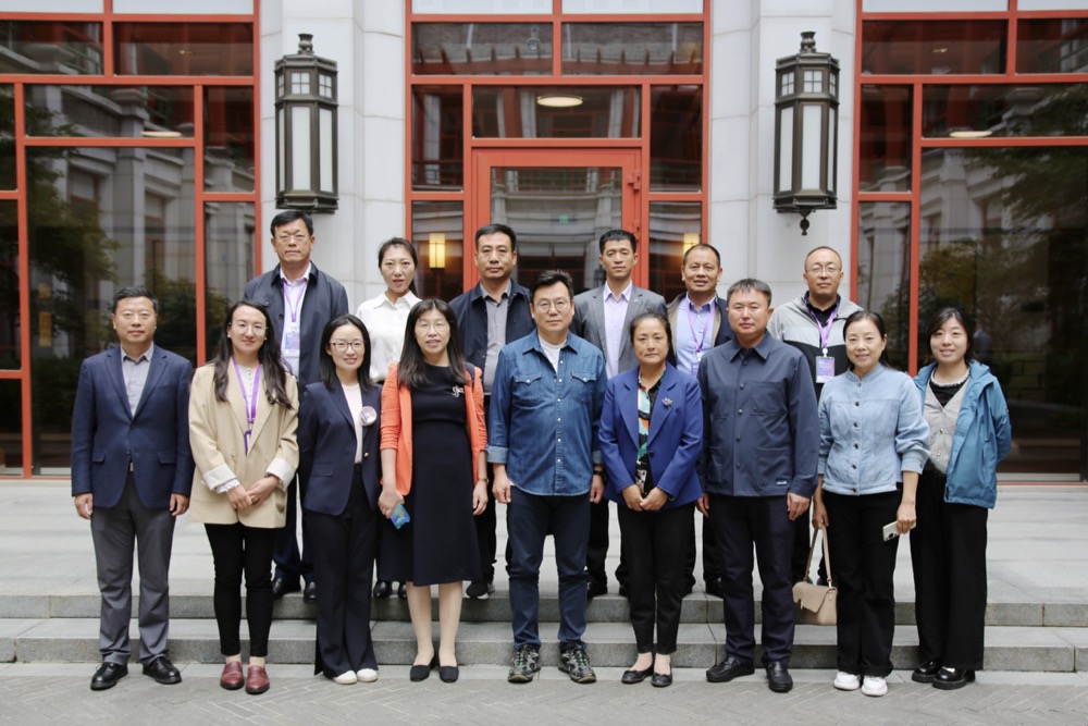 22-成员在新葡萄官网AMG苏世民书院参观交流.jpg