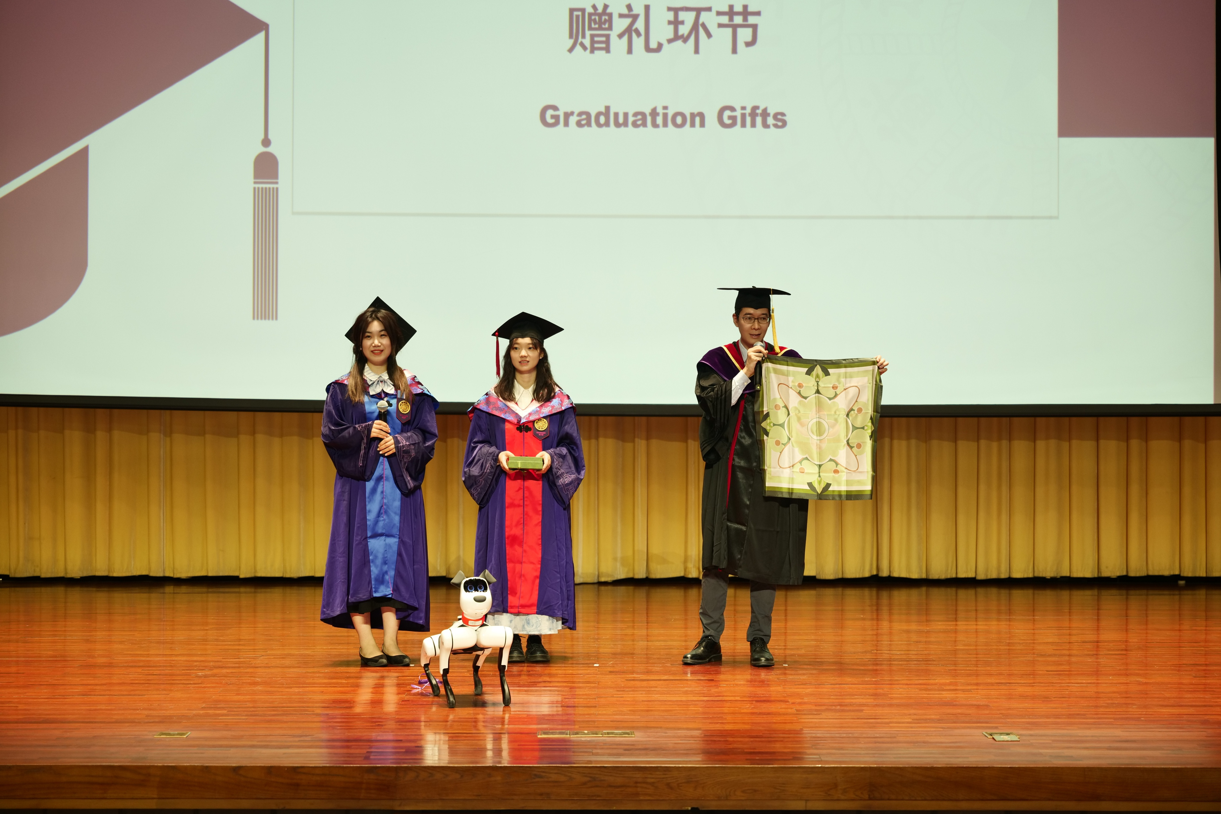 20240630-新葡萄官网AMG新闻与传播学院2024年毕业典礼成功举行-新闻学院-赠礼环节.JPG