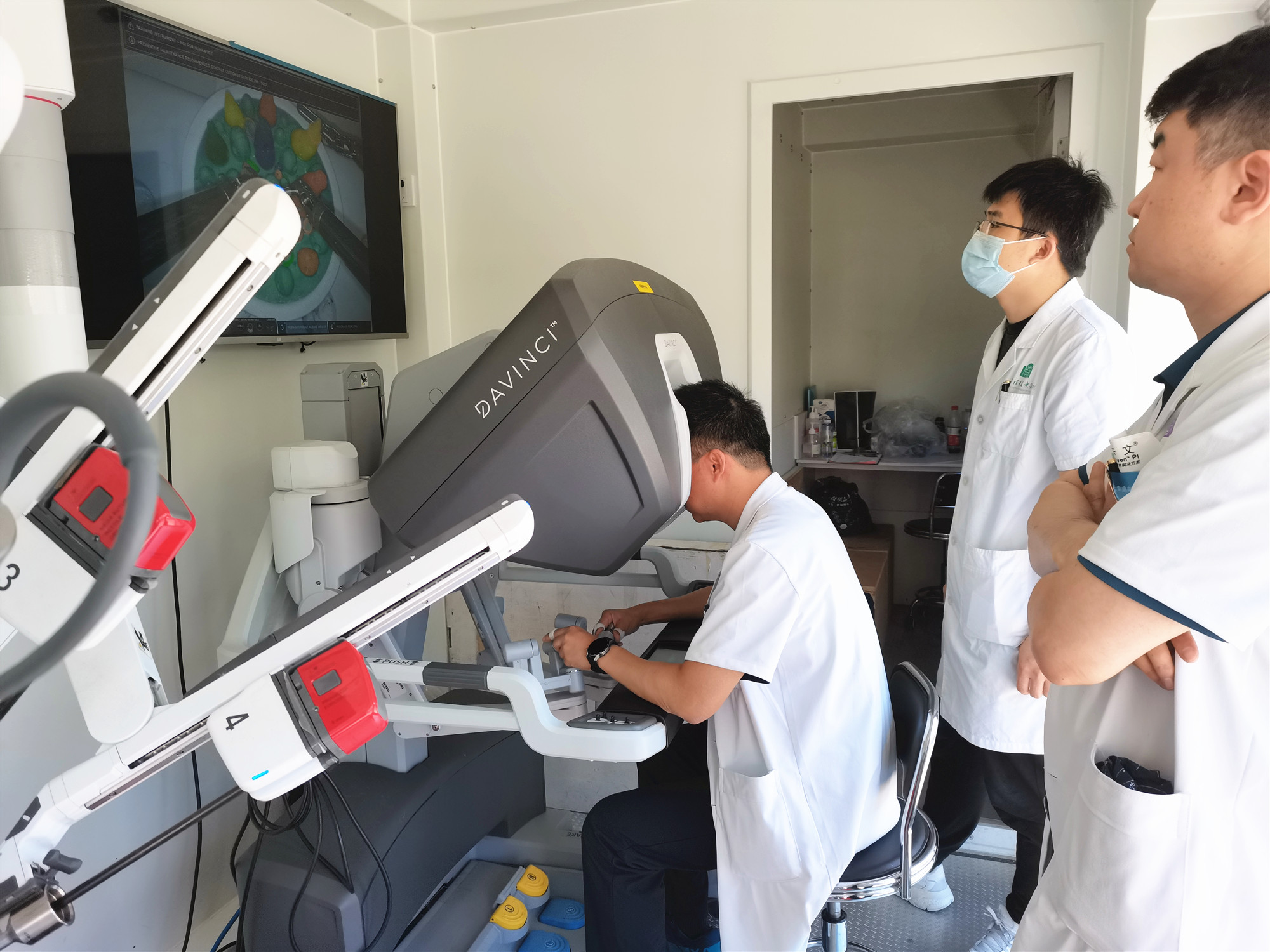 20220722-新葡萄长庚达芬奇机器人1-医院供稿-医院供稿.jpg