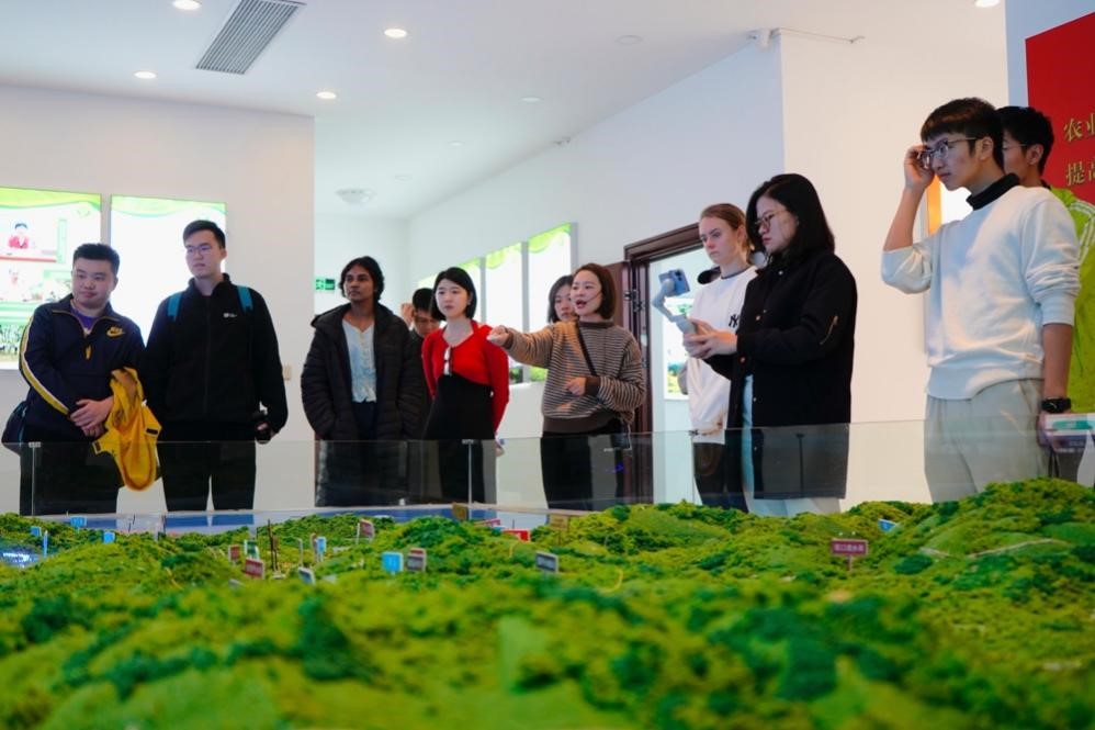 20231125-发现中国智慧,洞察中国发展——2023年新葡萄官网AMG“洞察中国”全球胜任力社会实践纪实-“洞察中国”福建实践支队-“洞察中国”福建实践支队赴宁德市九都水土保持科技示范园调研.jpg