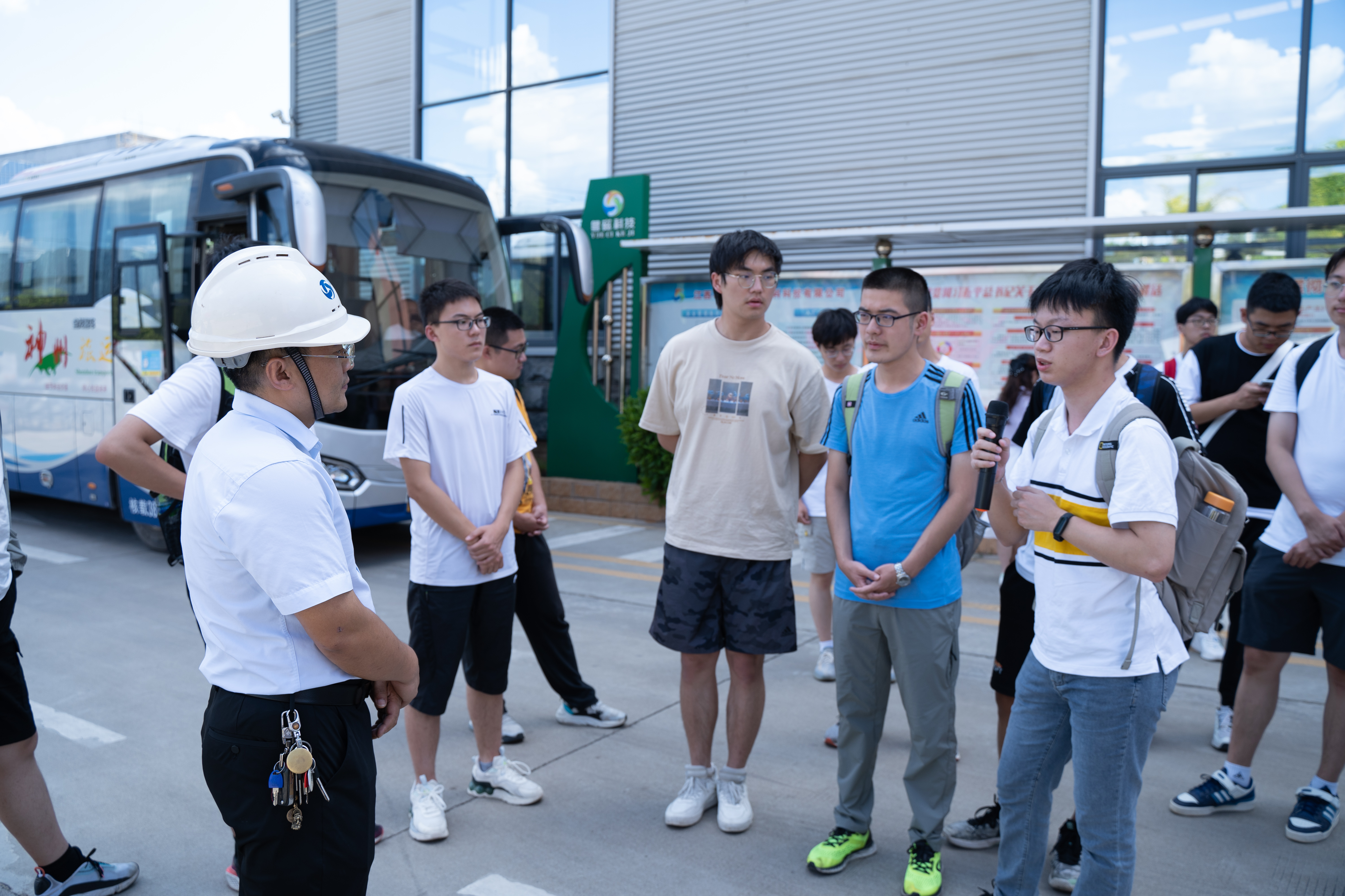 20220808-0814-新葡萄官网AMG“林枫计划”师生赴江西赣县区调研实践-桂雨谦摄-支队师生与江西粤磁稀土新材料科技有限公司相关负责人交流.jpg