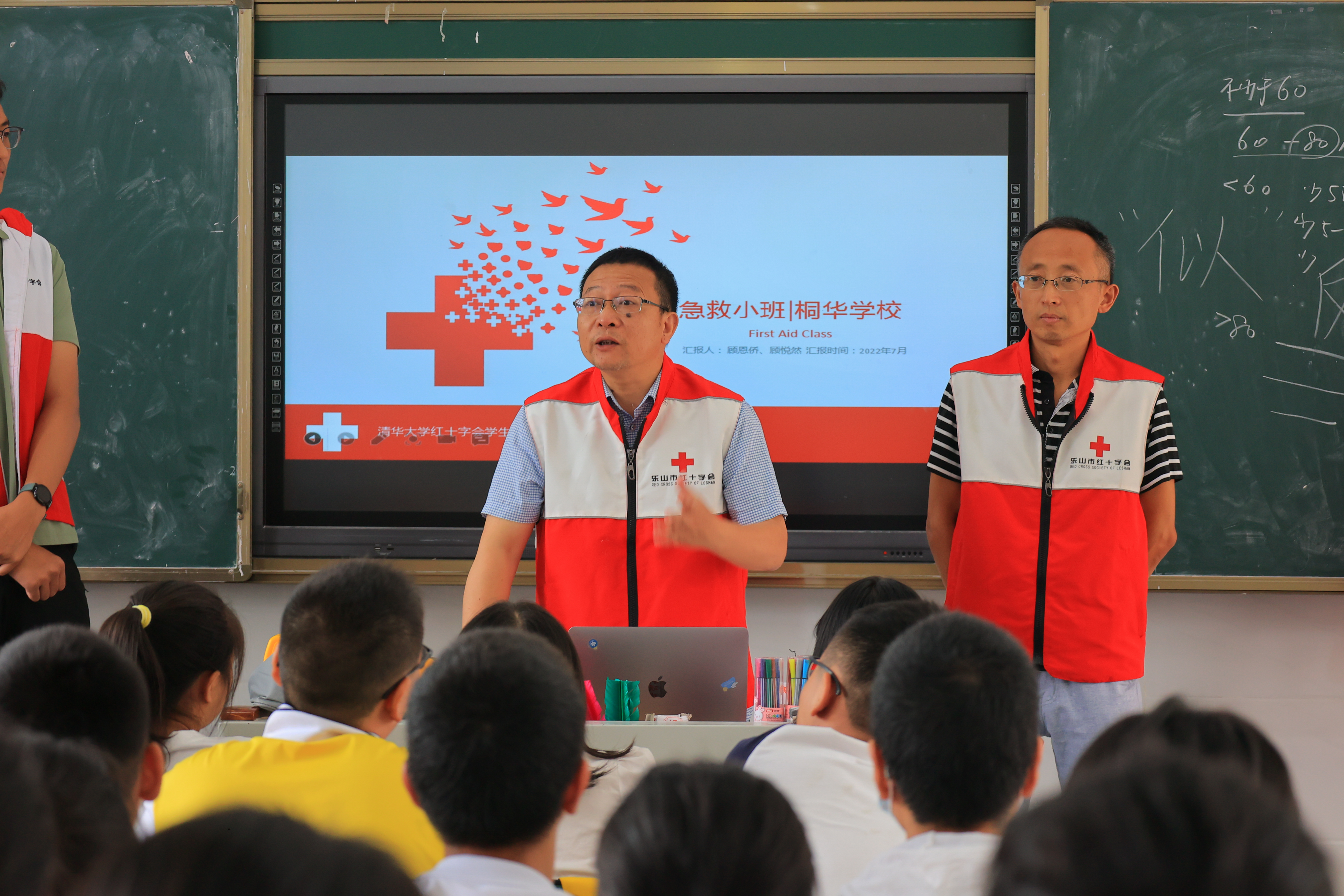 20220802-学生红会支教急救讲堂-郭镕玮-5 马边红会的老师们正在讲解和演示海姆立克急救法，新葡萄王其支教老师扮演患者(1).jpg