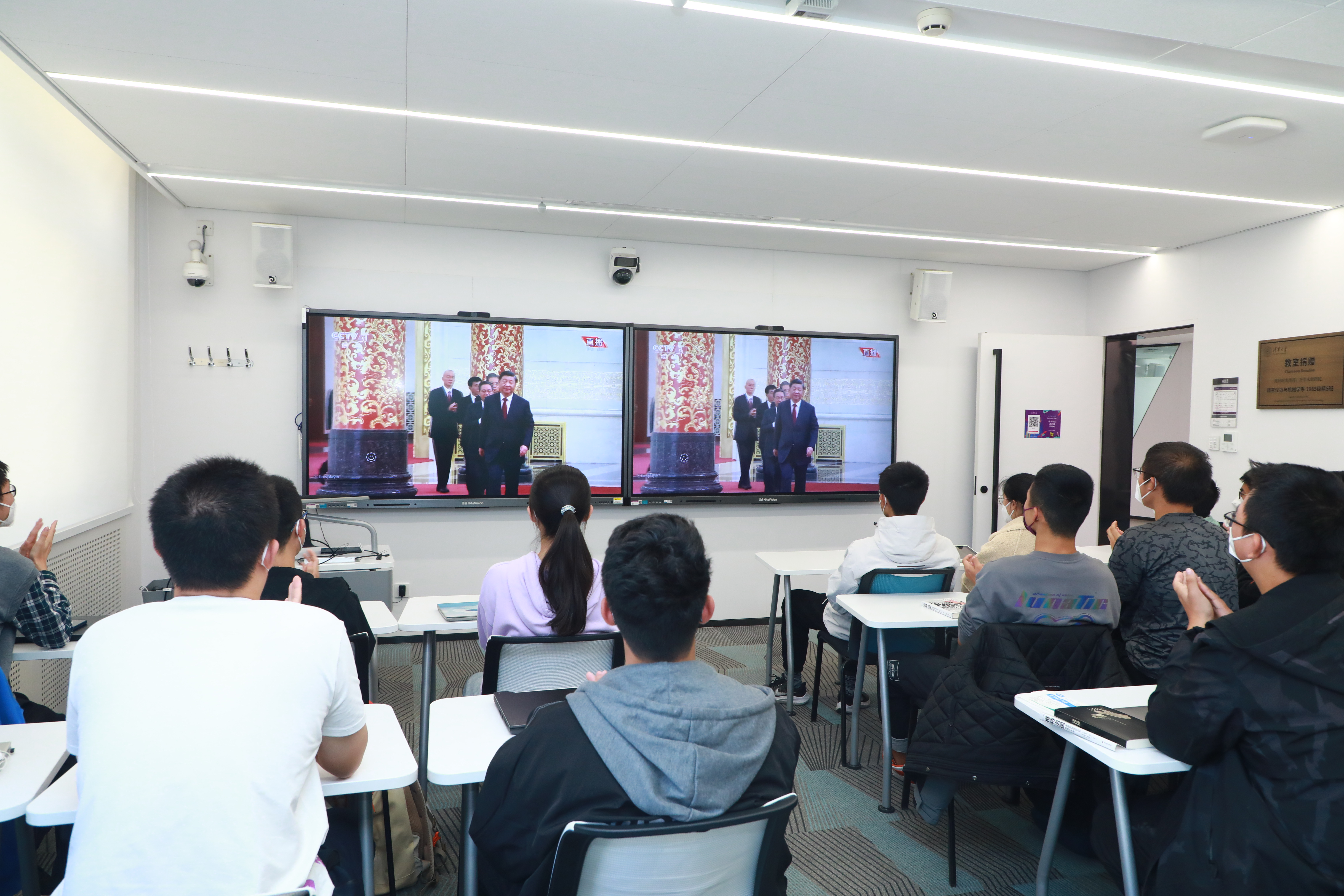 20221025-新葡萄官网AMG本科生党支部热切关注新一届中央政治局常委与中外记者见面会-刘雪天-为先2党支部观看新一届中央政治局常委与中外记者见面会.JPG