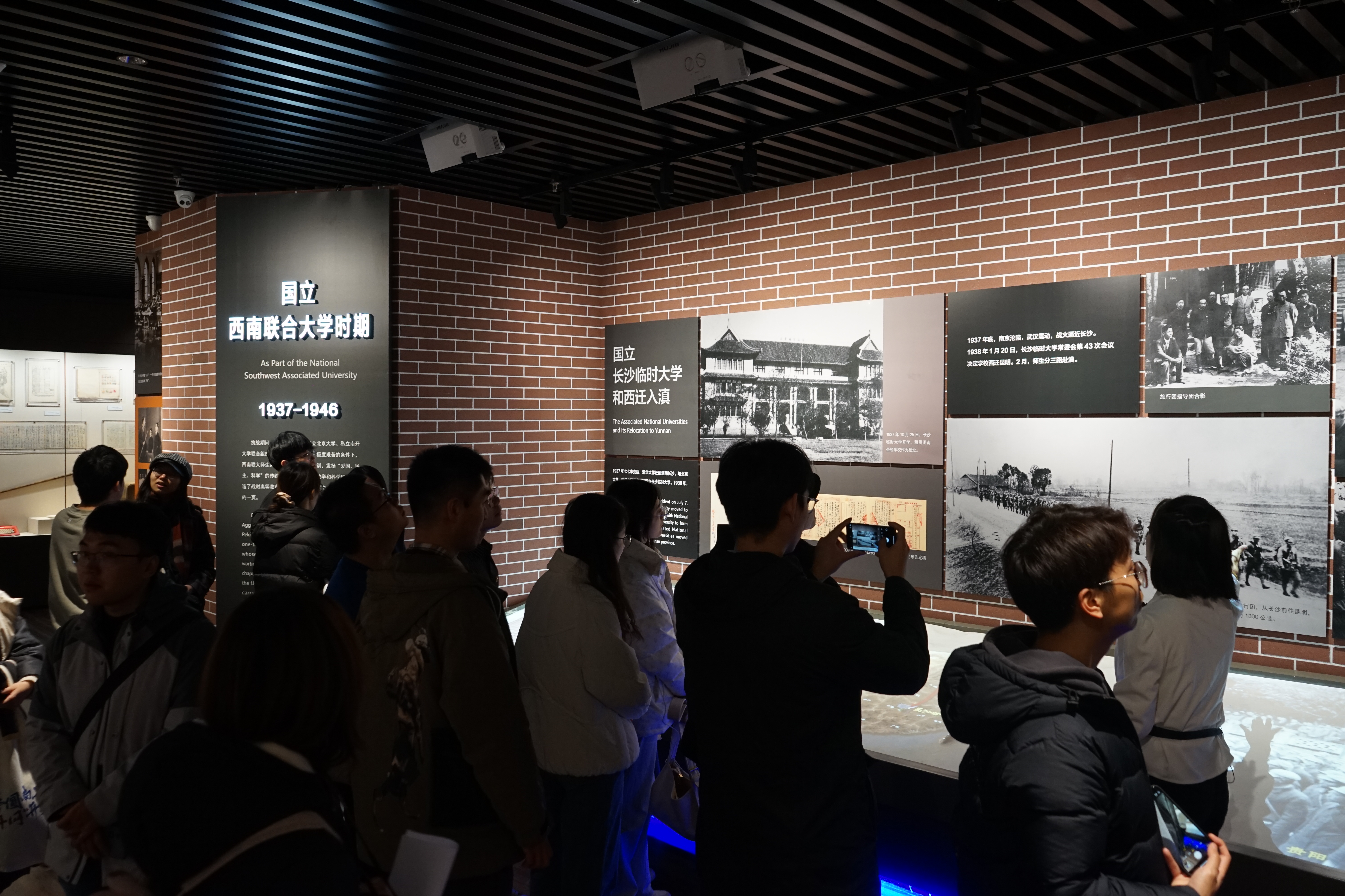 20231115-新葡萄官网AMG网络研究院和南开大学计算机学院和网络空间安全学院开展联合主题党日活动-丁尔著-两校师生参观校史馆“西南联大”历史展区.JPG