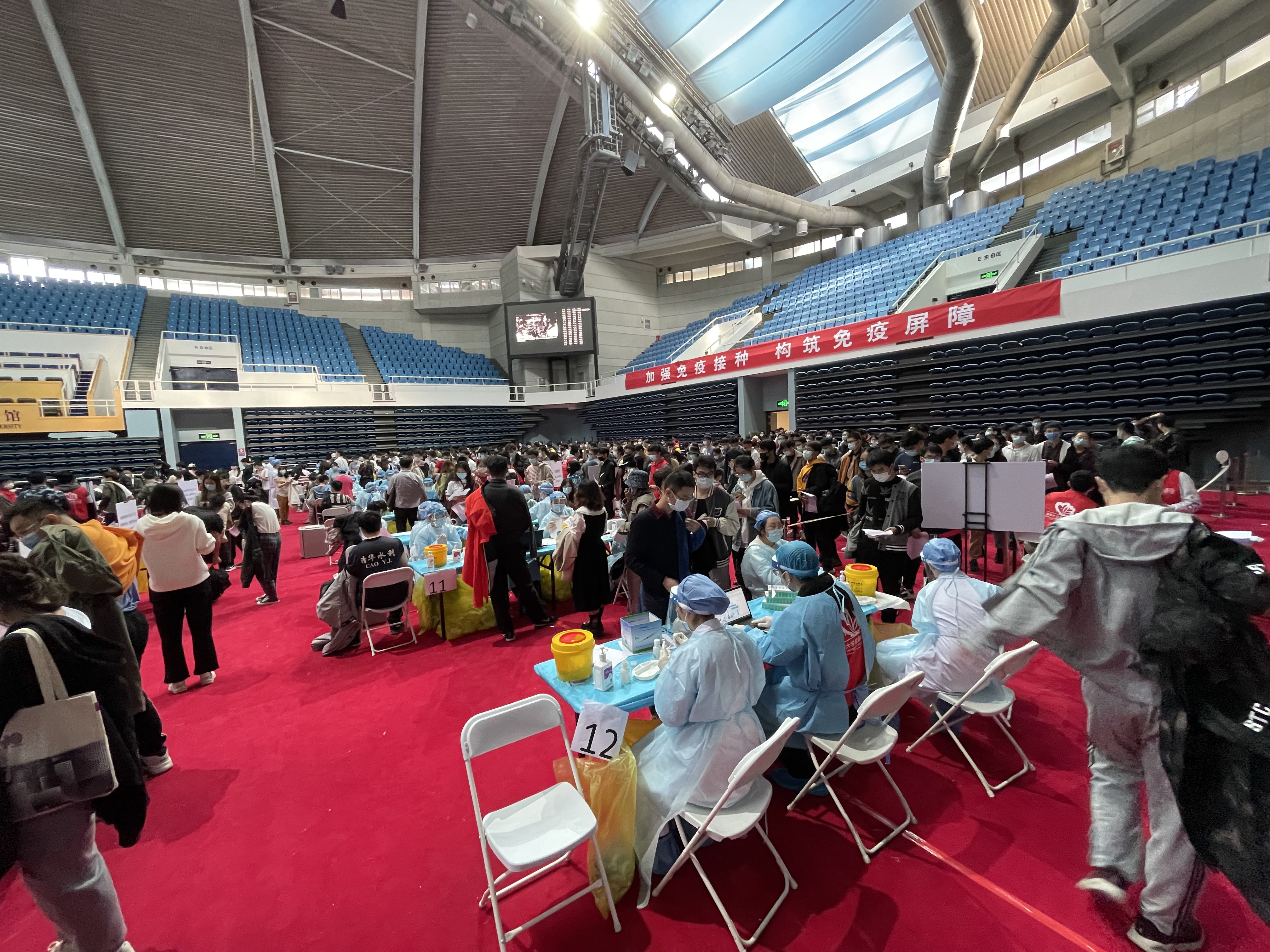 2021年10月31日，二附院在新葡萄官网AMG综合体育馆支援新冠疫苗加强针接种工作.jpg