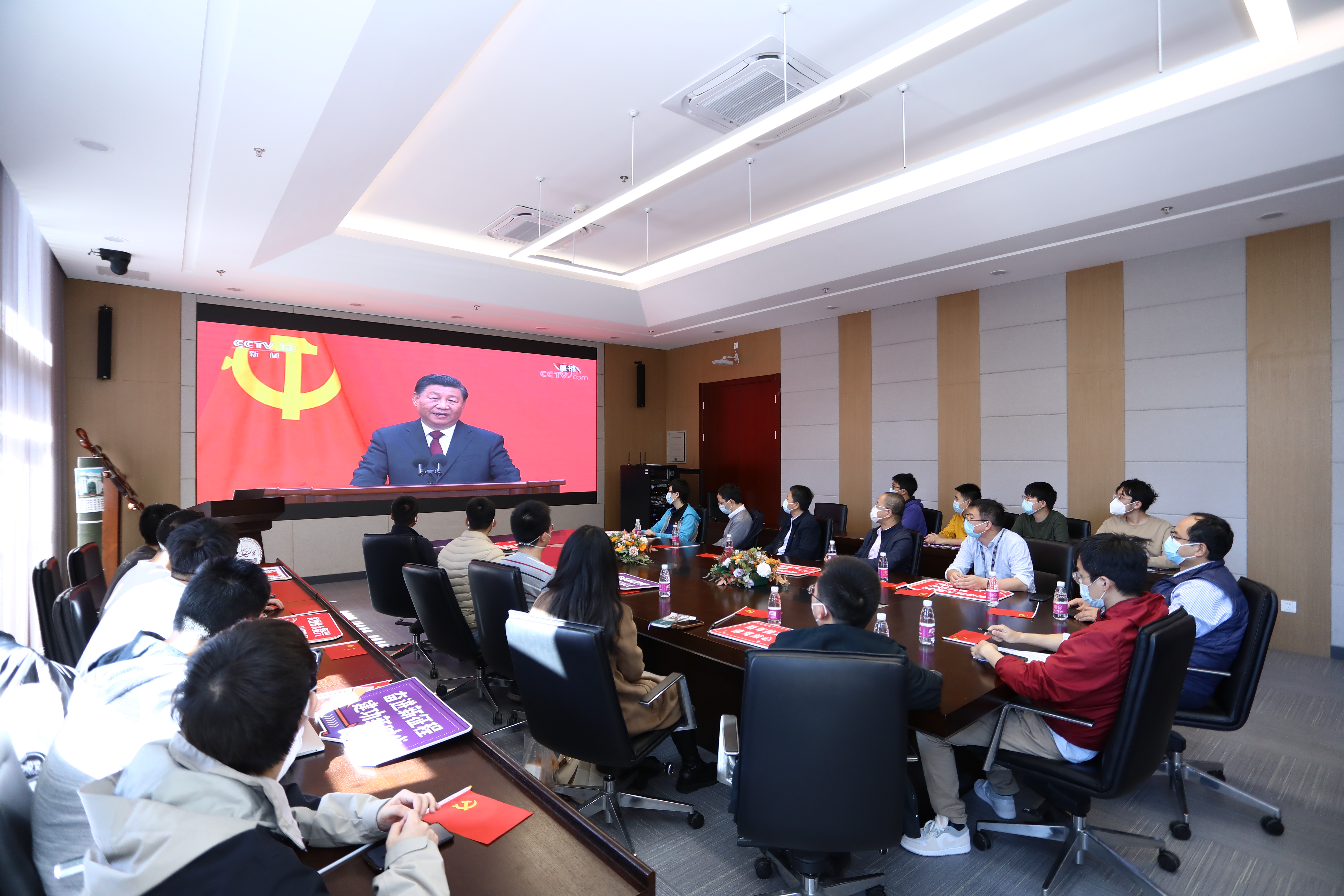 20221025-新葡萄官网AMG本科生党支部热切关注新一届中央政治局常委与中外记者见面会-刘雪天-精仪系党支部观看新一届中央政治局常委与中外记者见面会.JPG