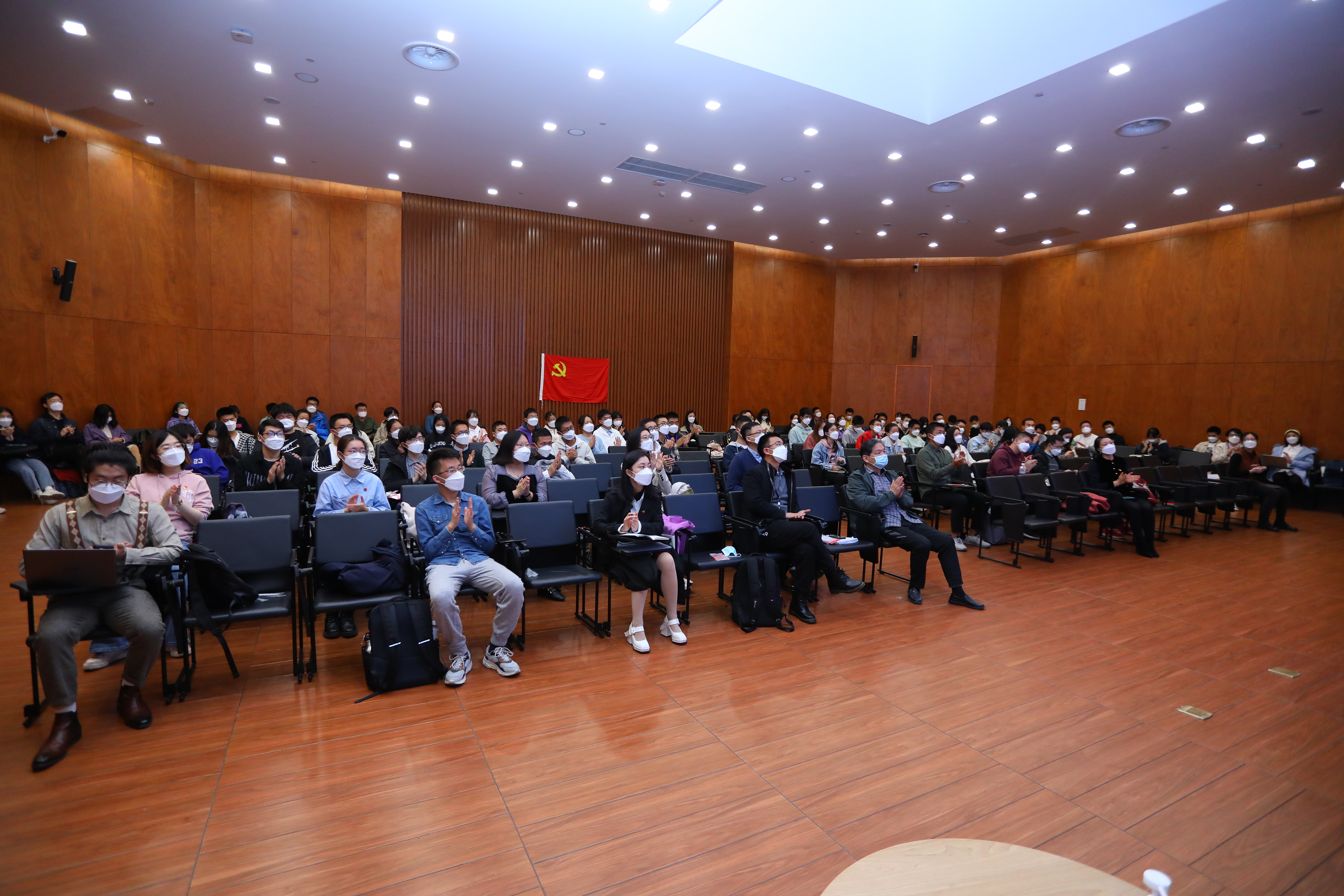 20221018-喜庆二十大，奋进新征程——新葡萄官网AMG本科生党支部热切关注党的二十大开幕会-刘雪天-新雅书院各党支部集体观看党的二十大开幕会1.JPG