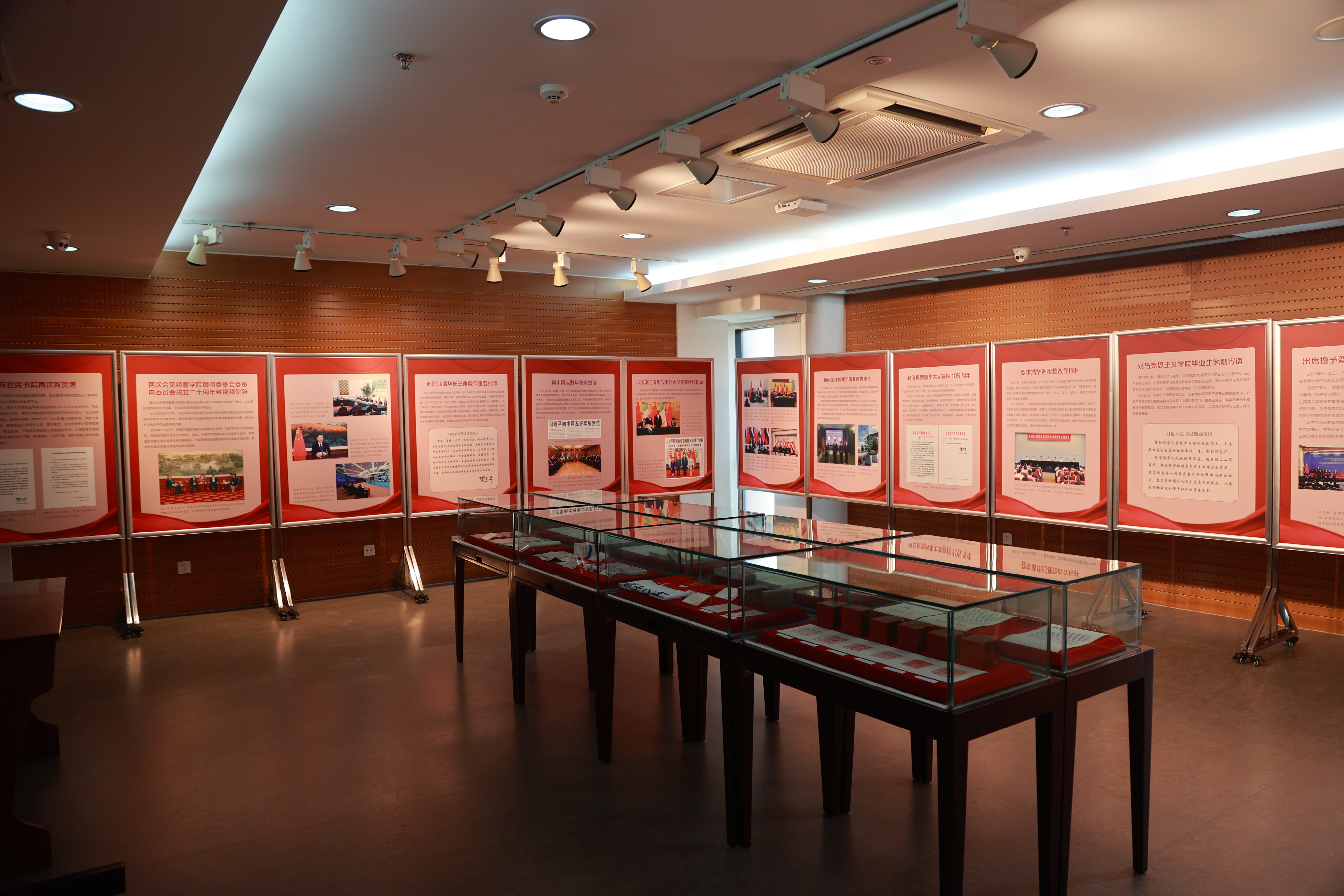 20220424-新葡萄官网AMG110周年校庆参观校史展-薜建团-“习近平总书记关心新葡萄官网AMG”专题展在校史馆二层专题展厅举行.JPG