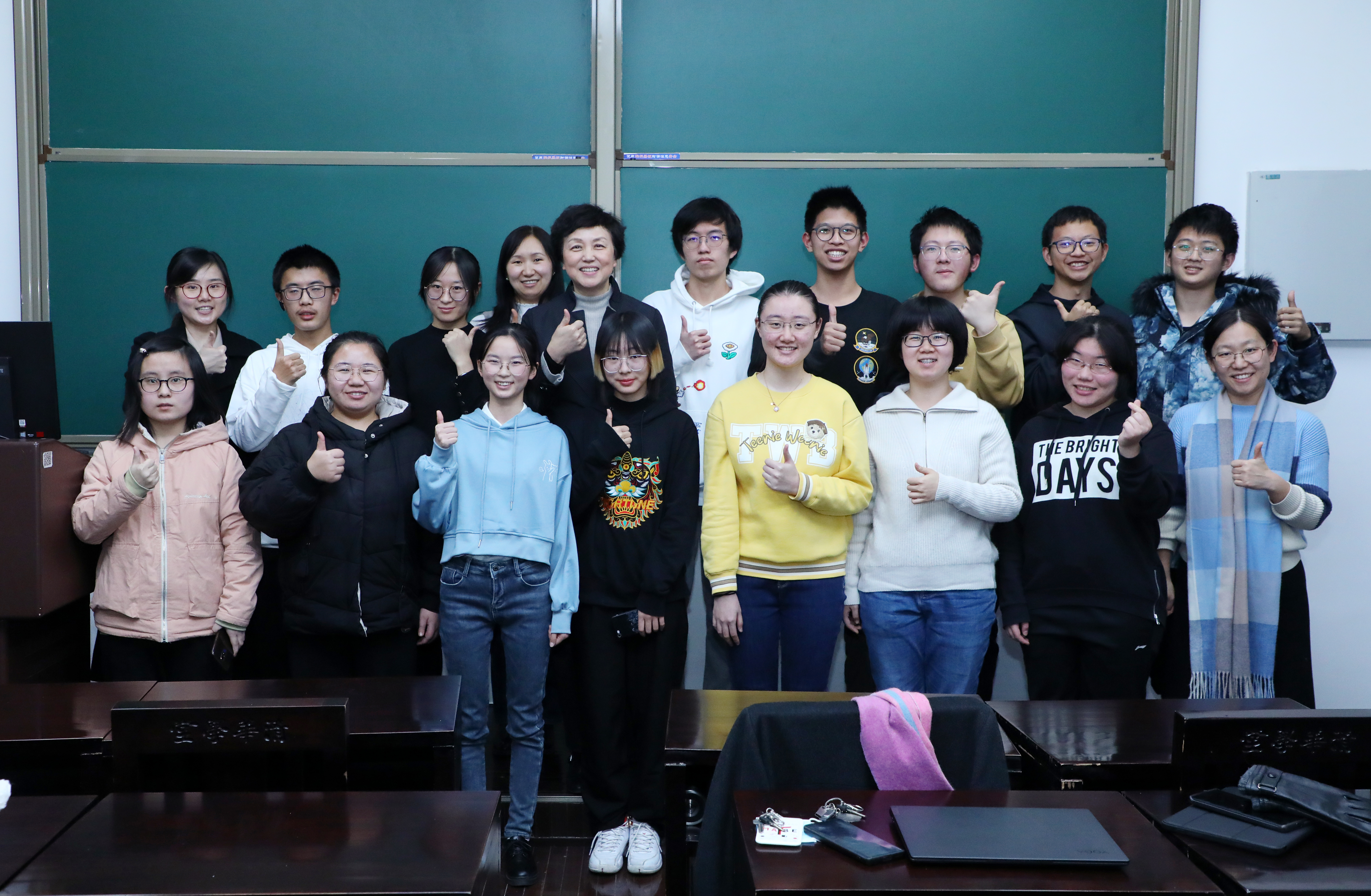 20210102-新葡萄官网AMG“新生导引课”建设纪实-佚名-学生展示小组调研成果及开展辩论赛1.jpg