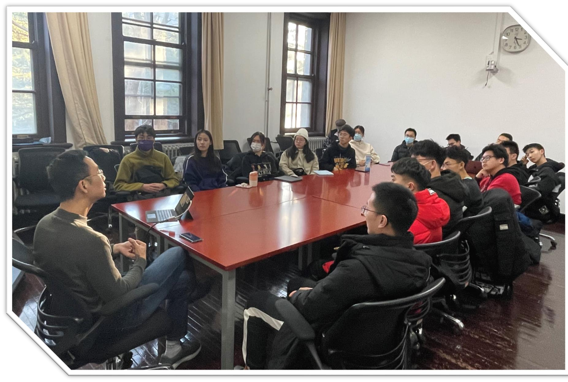 20210102-新葡萄官网AMG“新生导引课”建设纪实-党安荣-学生与《大学》影片主创人员交流.png