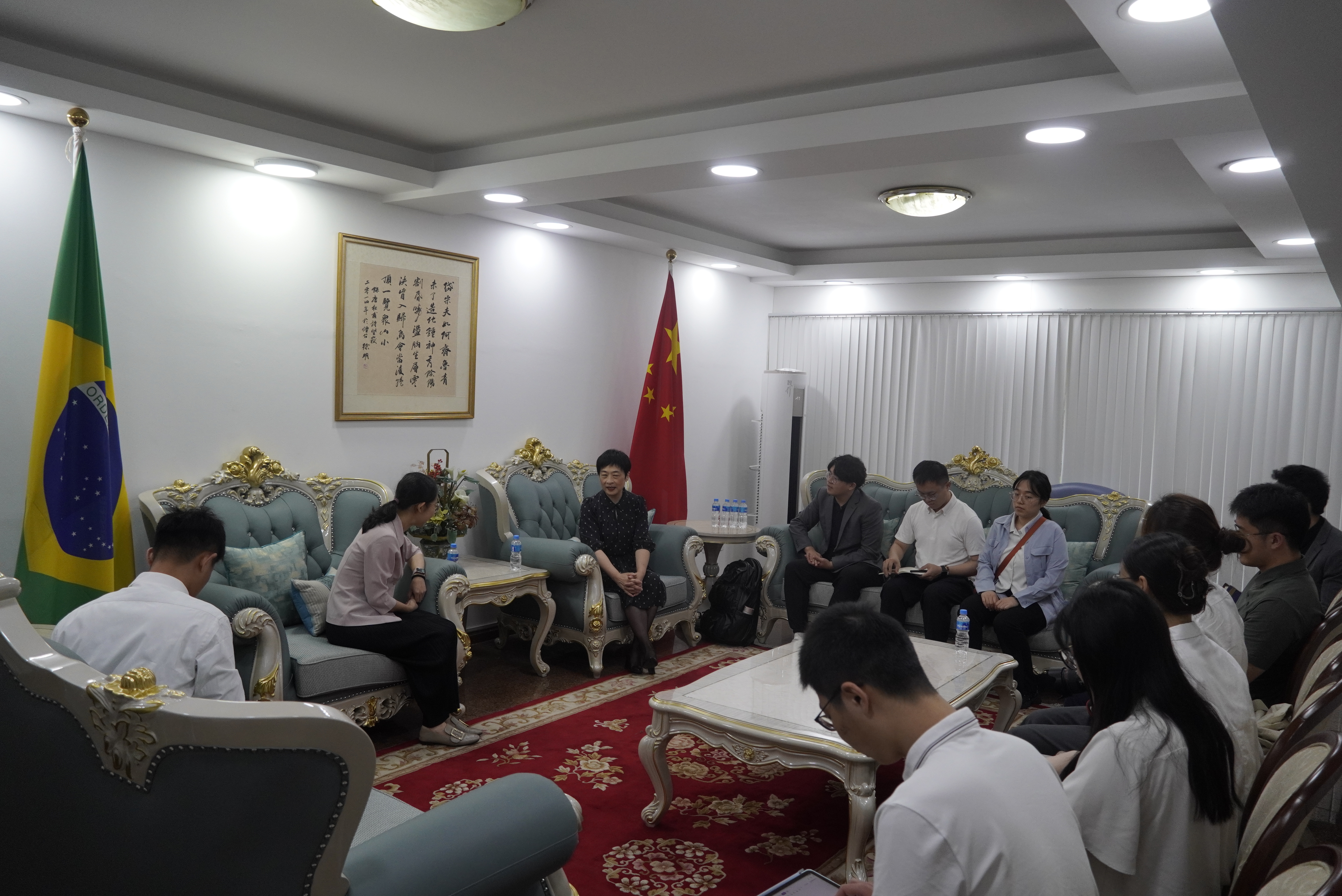 20240308-奔赴四海铸实践真知 对话世界立时代潮头——2024年新葡萄官网AMG“知行计划”研究生骨干海外实践纪实-南美实践支队-支队成员在中国驻里约总领事馆参与座谈.JPG