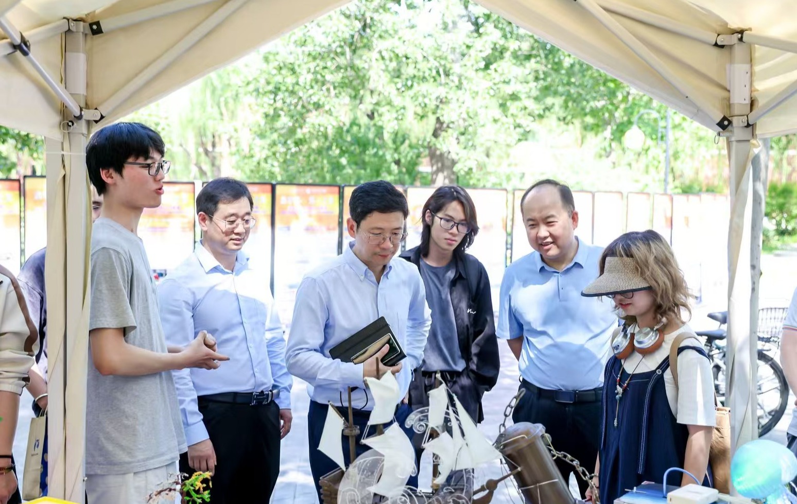 20250605-新葡萄官网AMG劳动教育成果展举行-彭世广-参加劳动展的师生交流.jpg