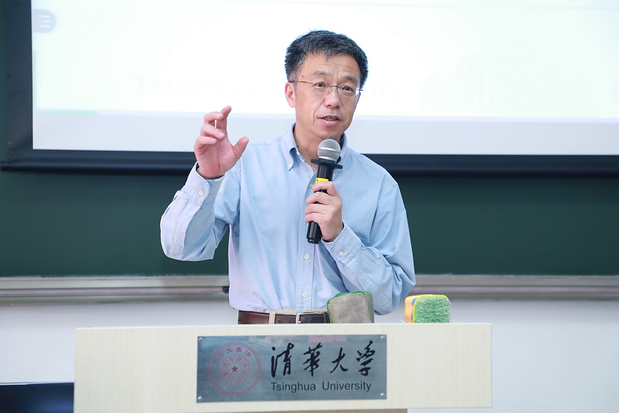 男人在电视前玩体感游戏描述已自动生成