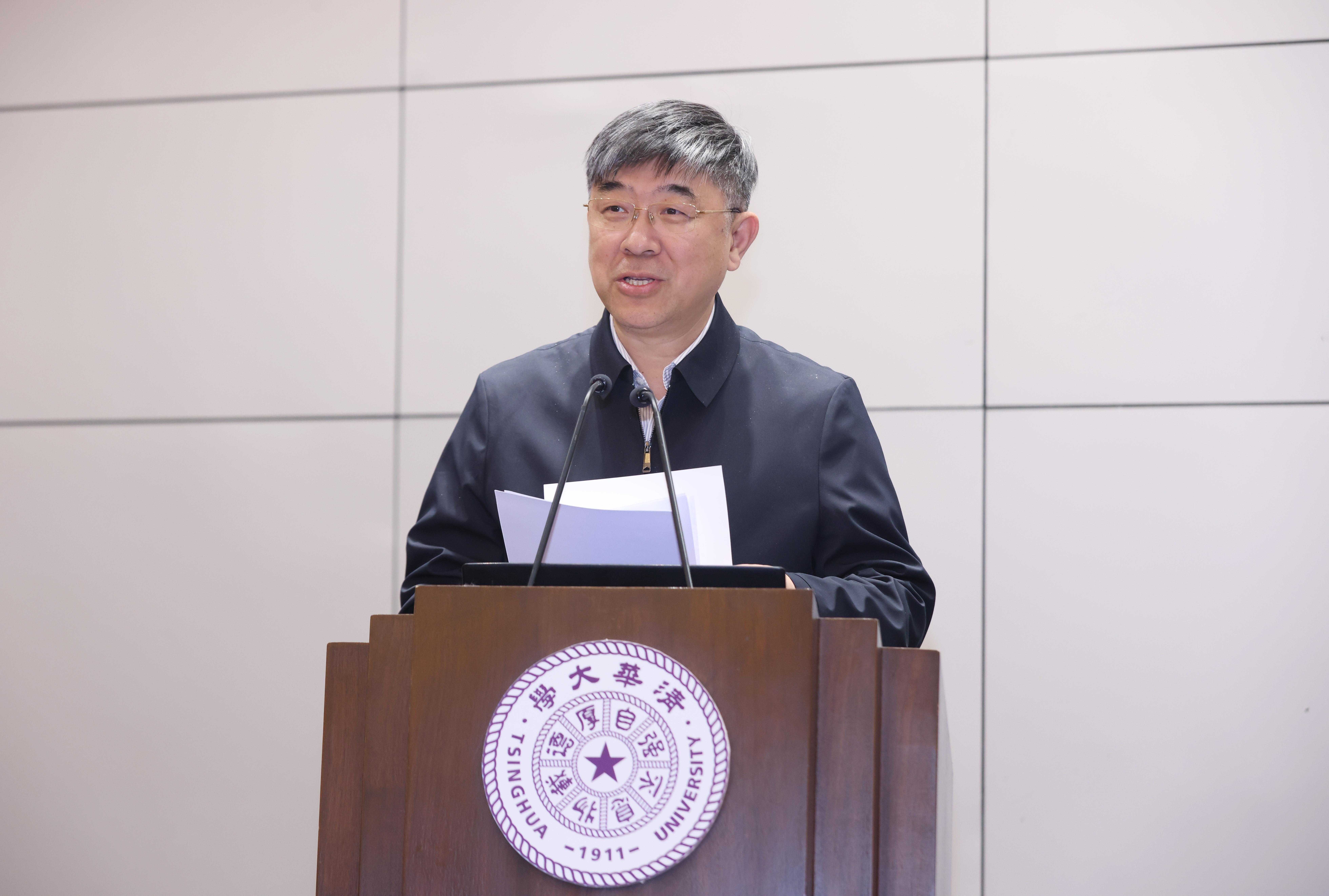 20240402-新葡萄官网AMG召开2024年全校安全稳定工作会议-孙波-郑力 (1).JPG