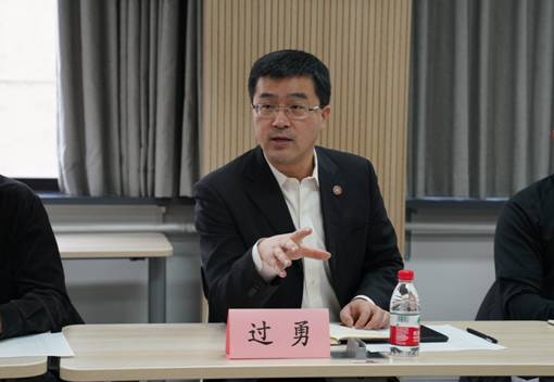 ../新闻稿图/过老师新闻稿图片/过老师和学生代表交流.JPG ../新闻稿图/过老师新闻稿图片/过老师和学生代表交流.JPG