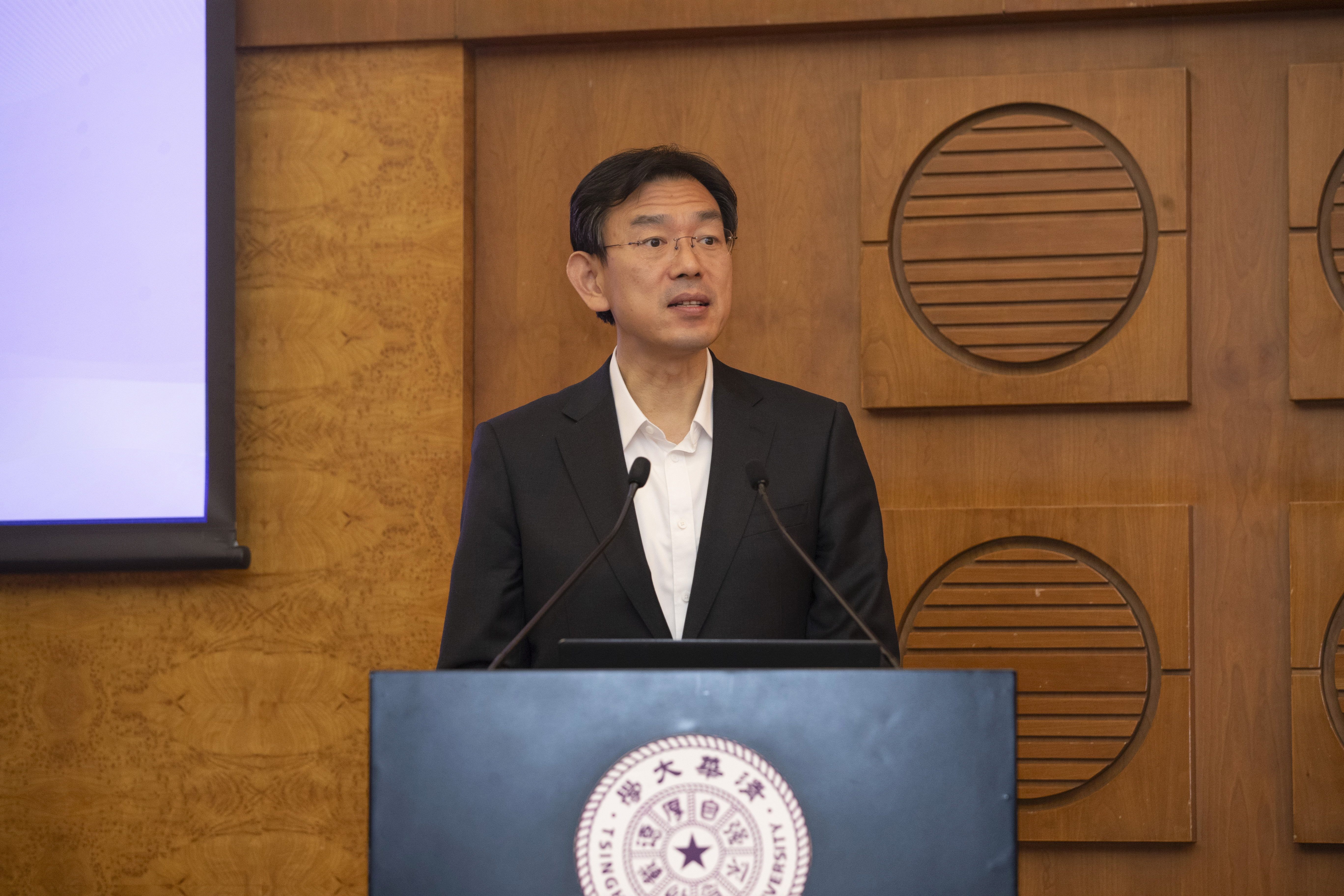 20241211-新葡萄官网AMG召开2024年文科工作会议-李派摄-李路明主持会议3.JPG