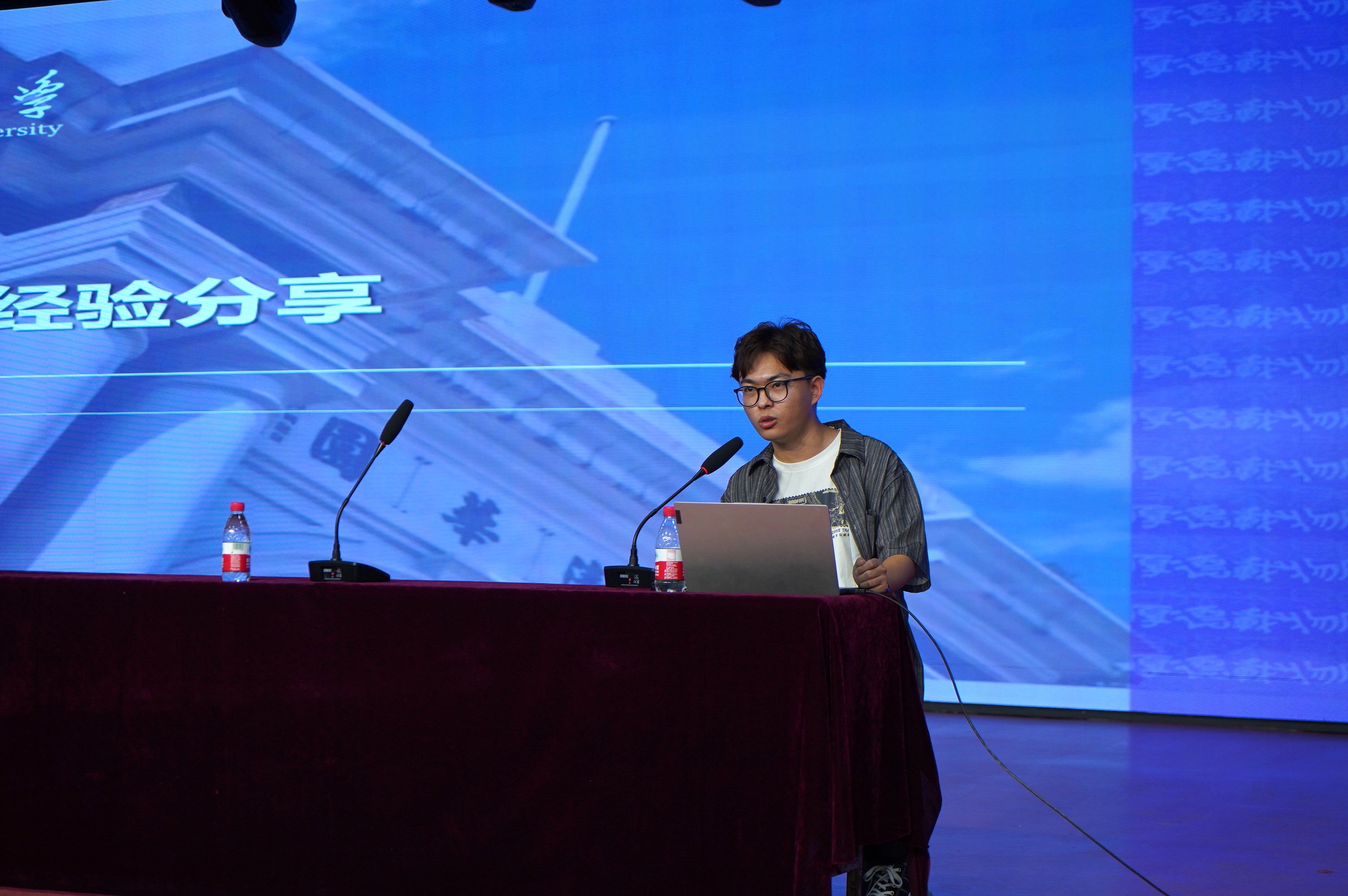 20220824-新葡萄经管学子开展兴华同行公益助学实践纪实-曾雅萍-图为支队成员在红寺堡中学开展学科经验讲座.jpg