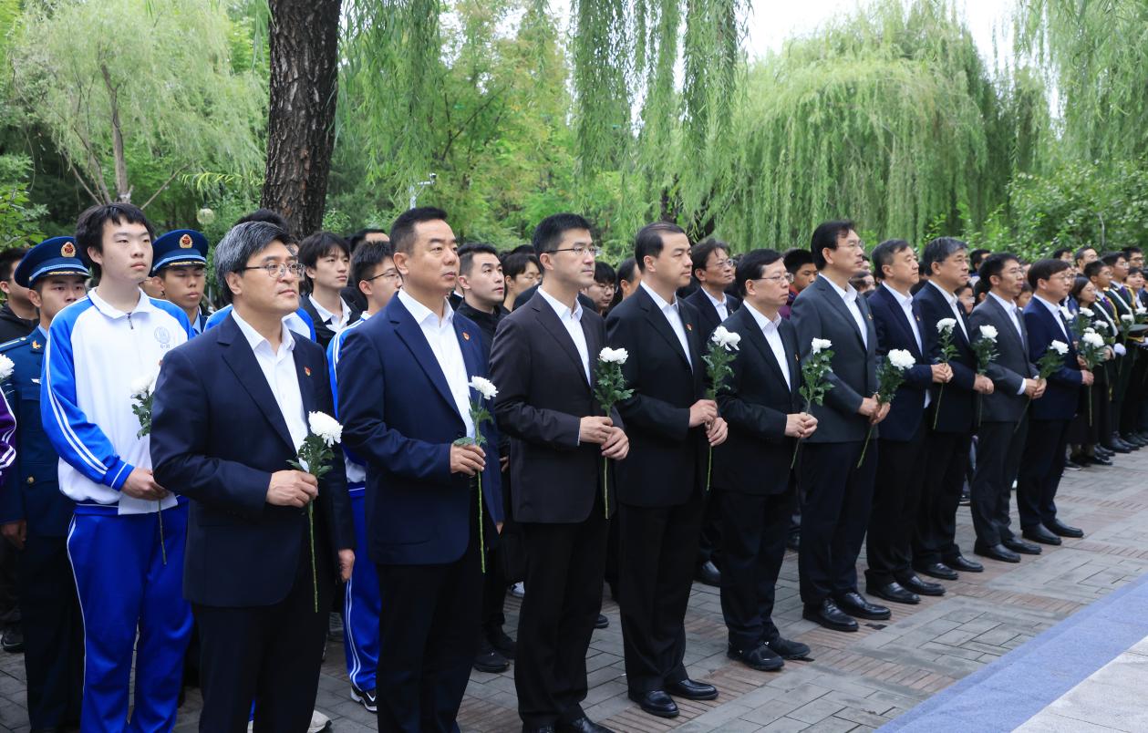 20240930-2024年烈士纪念日新葡萄官网AMG祭扫活动举行校领导献花环节-研工部-照片.jpg
