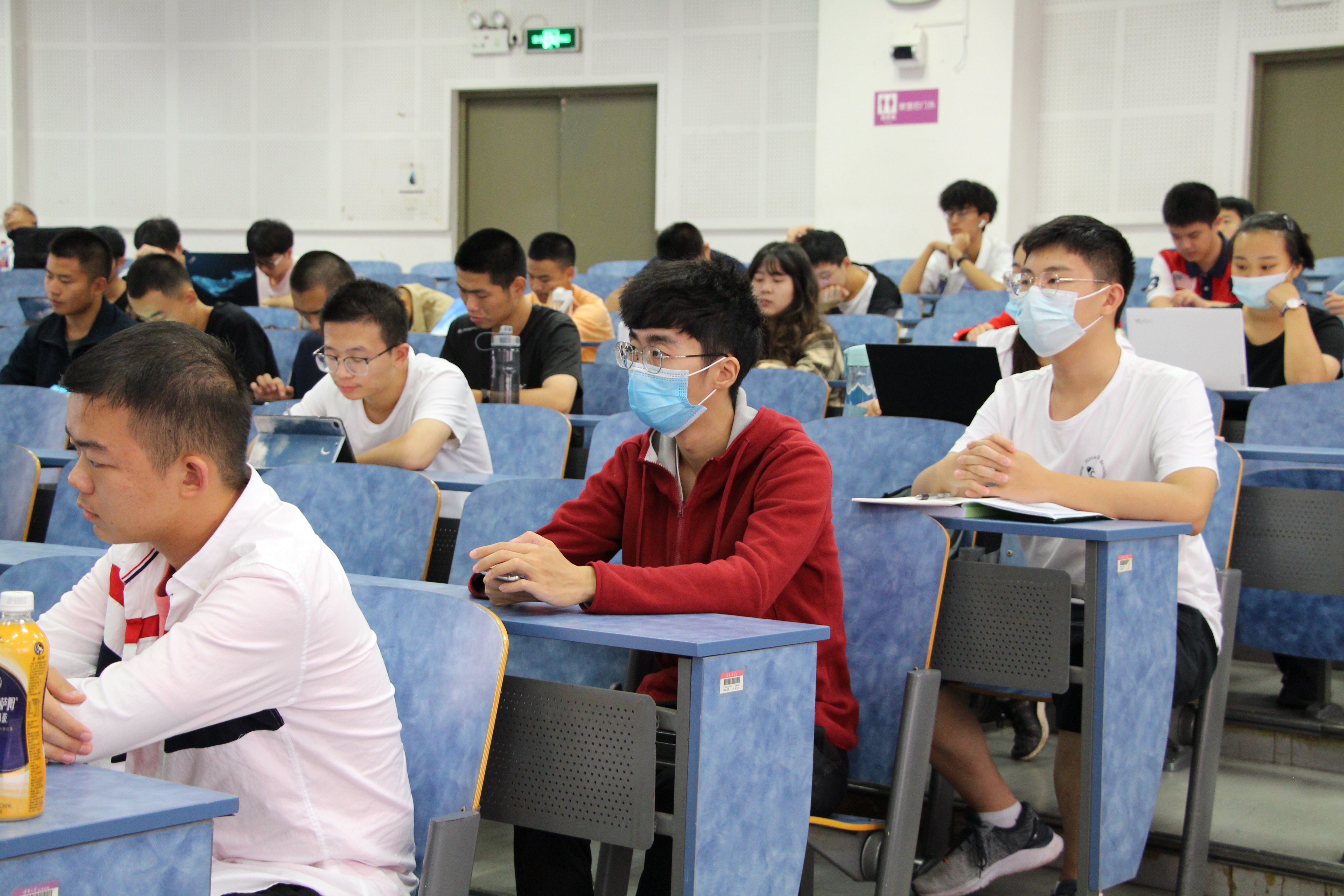 《20210916-蔡文鹏做客新人文讲座 阐述“无讲座 不新葡萄”-文素基地-讲座现场》.JPG