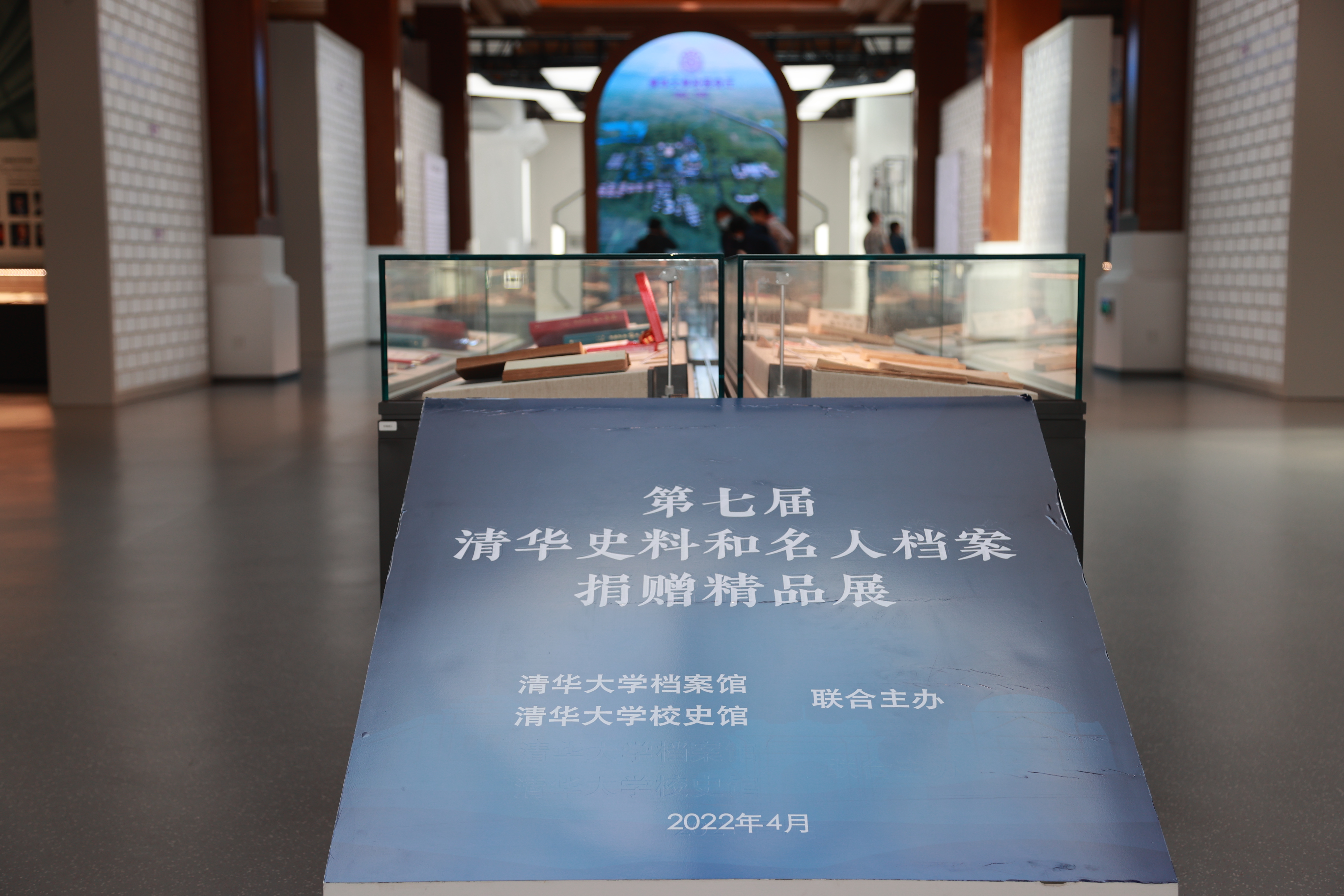 20220424-新葡萄官网AMG110周年校庆参观校史展-薜建团-第七届“新葡萄史料和名人档案捐赠精品展”在二层大厅举行.jpg