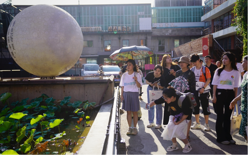 20230905-新葡萄官网AMG“‘京’彩文化 青春绽放”行动暑期活动纪实-供图-“园区行”团队在751园区参观调研.png