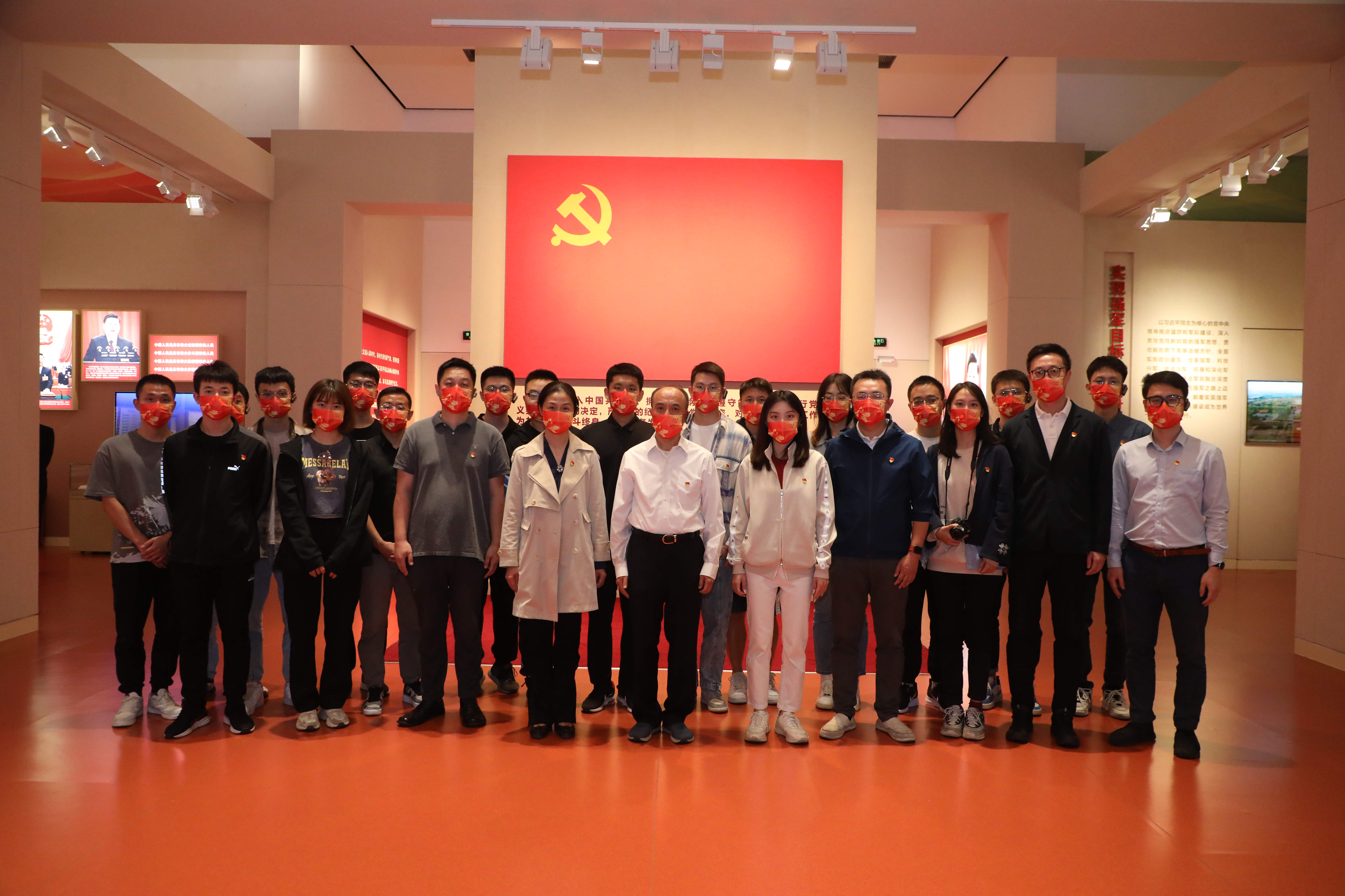20221006-新葡萄官网AMG师生国庆主题社会实践走进国家博物馆-卢科潮-师生们在党旗下合影.JPG