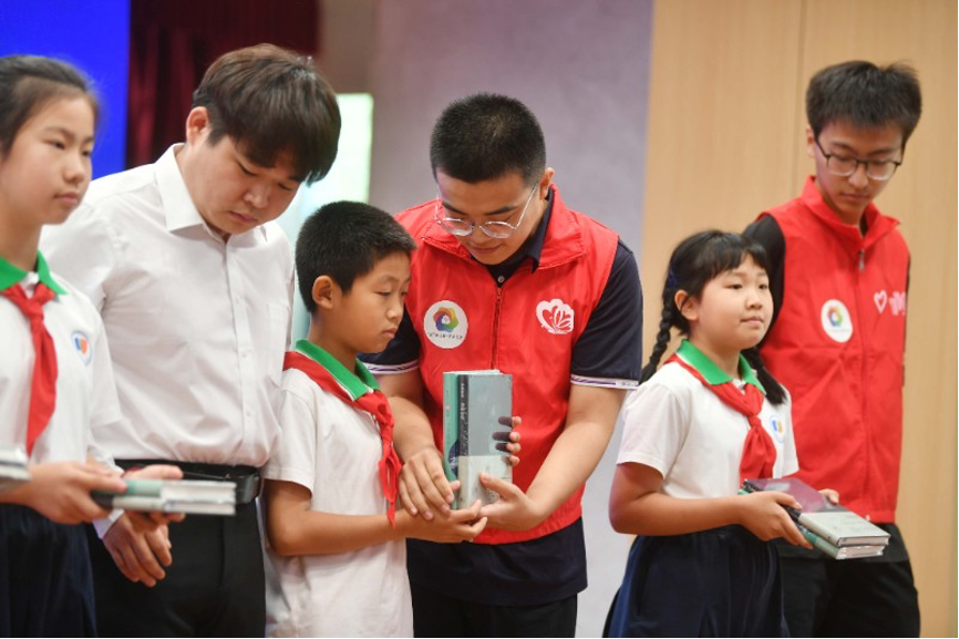 20230905-新葡萄官网AMG“‘京’彩文化 青春绽放”行动暑期活动纪实-供图-“书香未来”志愿行启动仪式现场.png