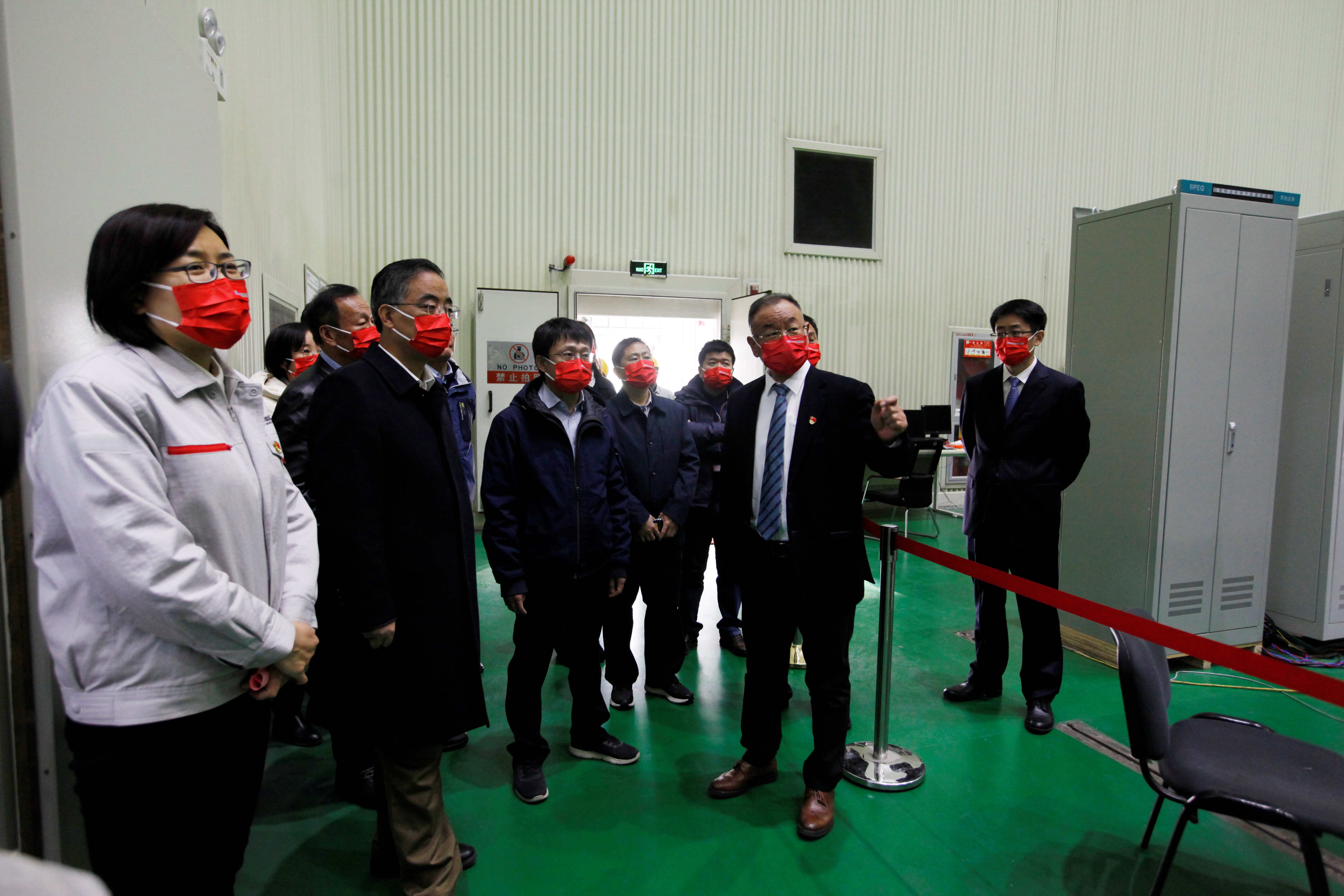 20221121-新葡萄官网AMG联合共建的大型碱性电解水制氢机组试验检测平台正式开工建设-无-与会人员参观北京电力设备总厂有限公司电力电子试验大厅.jpg