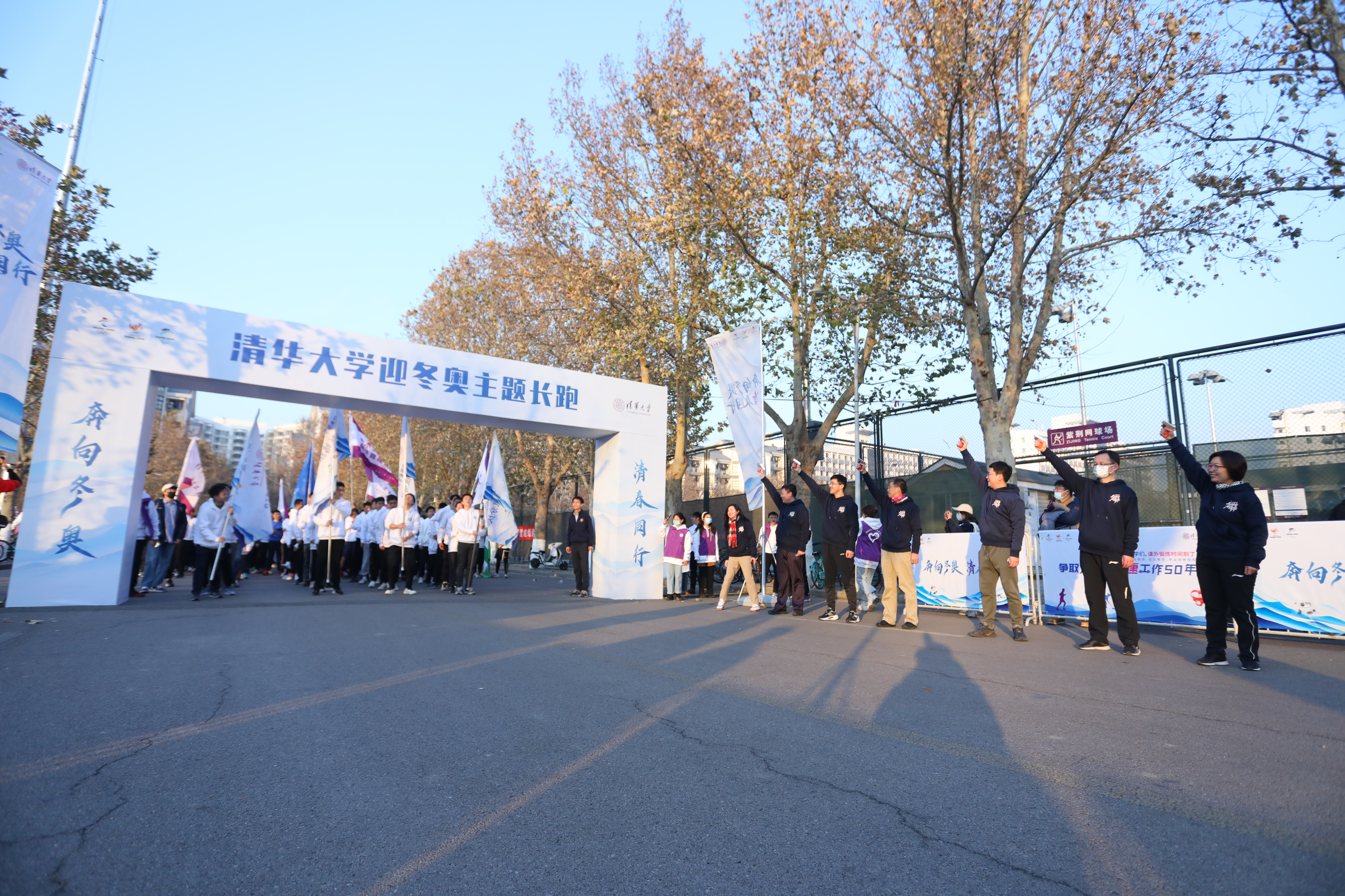 20211205-“奔向冬奥,‘清’春同行”新葡萄官网AMG迎冬奥主题活动顺利举行-现场摄-现场嘉宾为长跑活动鸣枪起跑JPG 20211205-“奔向冬奥,‘清’春同行”新葡萄官网AMG迎冬奥主题活动顺利举行-现场摄-现场嘉宾为长跑活动鸣枪起跑JPG