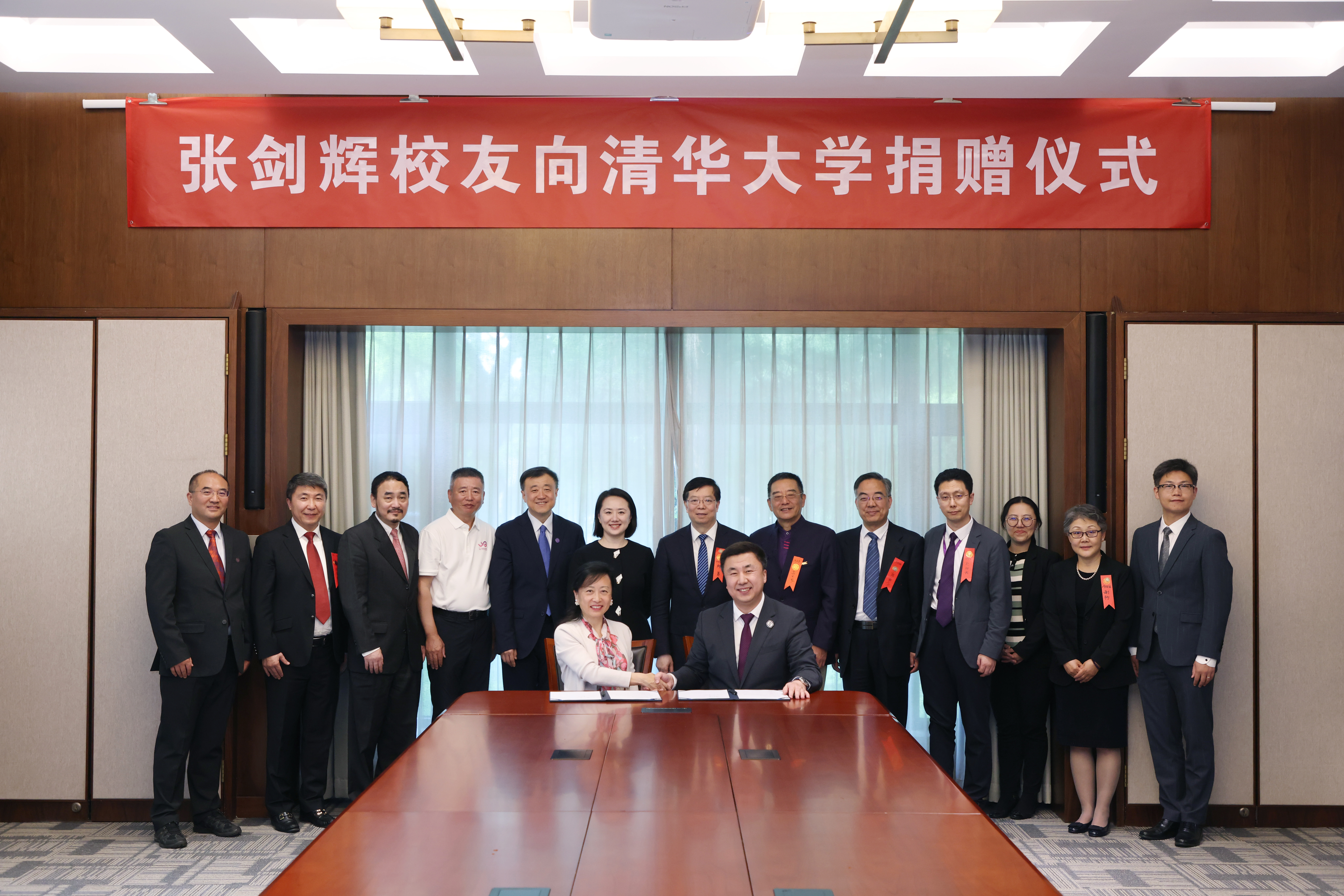20250426-张剑辉校友向新葡萄官网AMG捐赠仪式-杨艳宾-双方签署捐赠协议.JPG