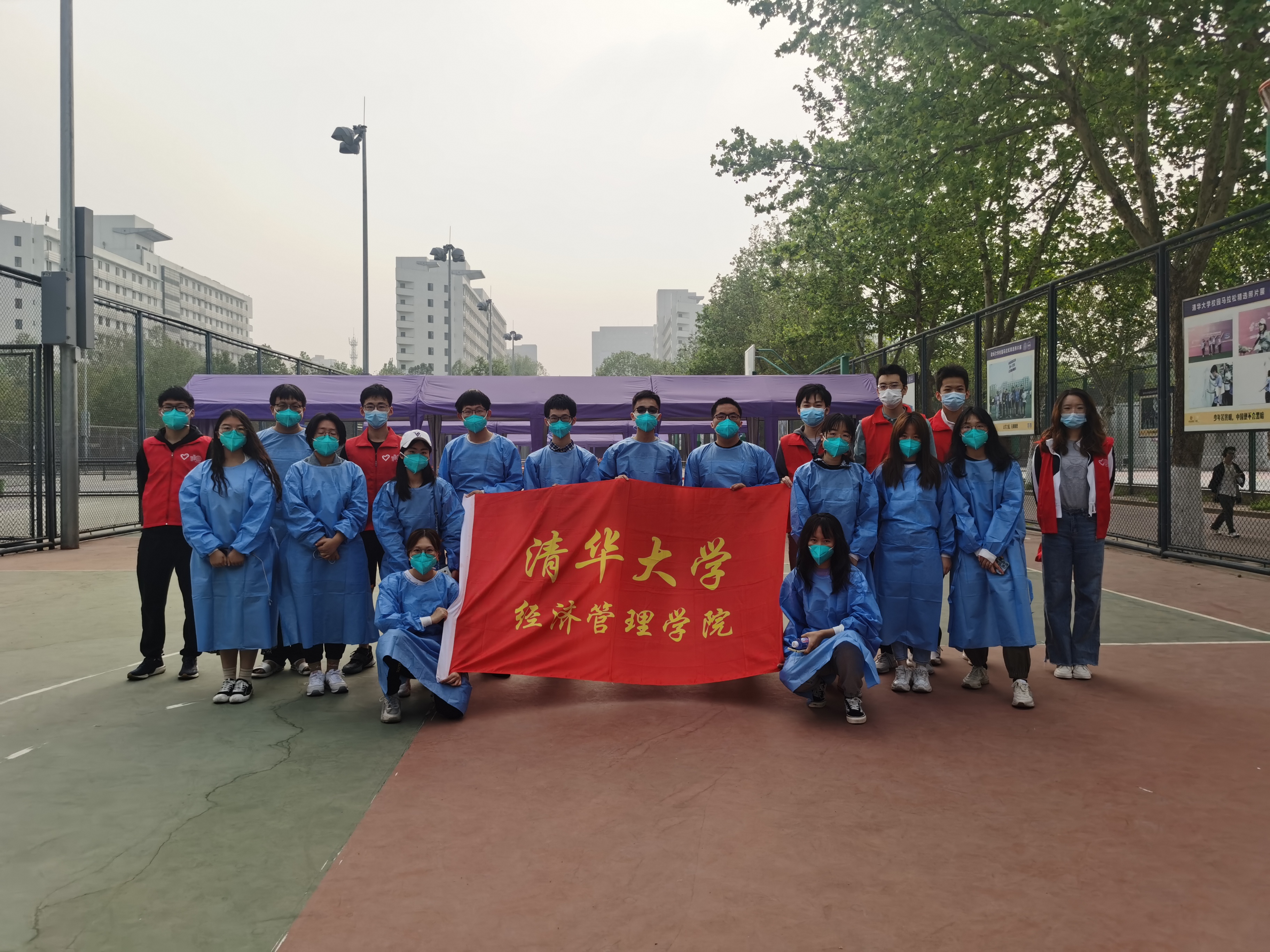 20220520-疫情之下,新葡萄辅导员的“多重身份”-陆心怡-经18班核酸志愿者们.jpg