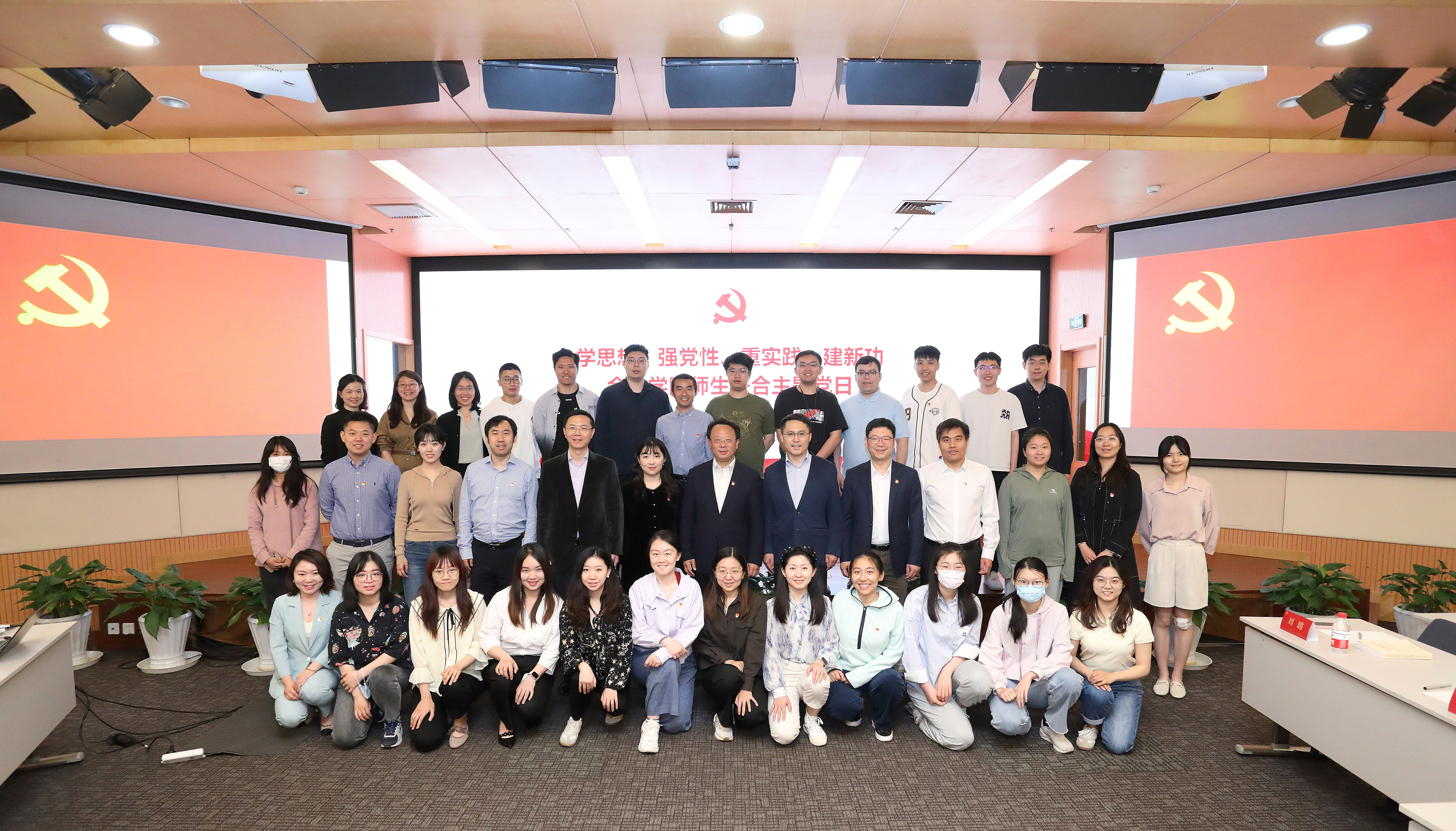 20230509-新葡萄官网AMG开展“百年接力,强国有我——奋进新征程”集中主题党团日-石家东-王希勤参加金博19主题团日.JPG