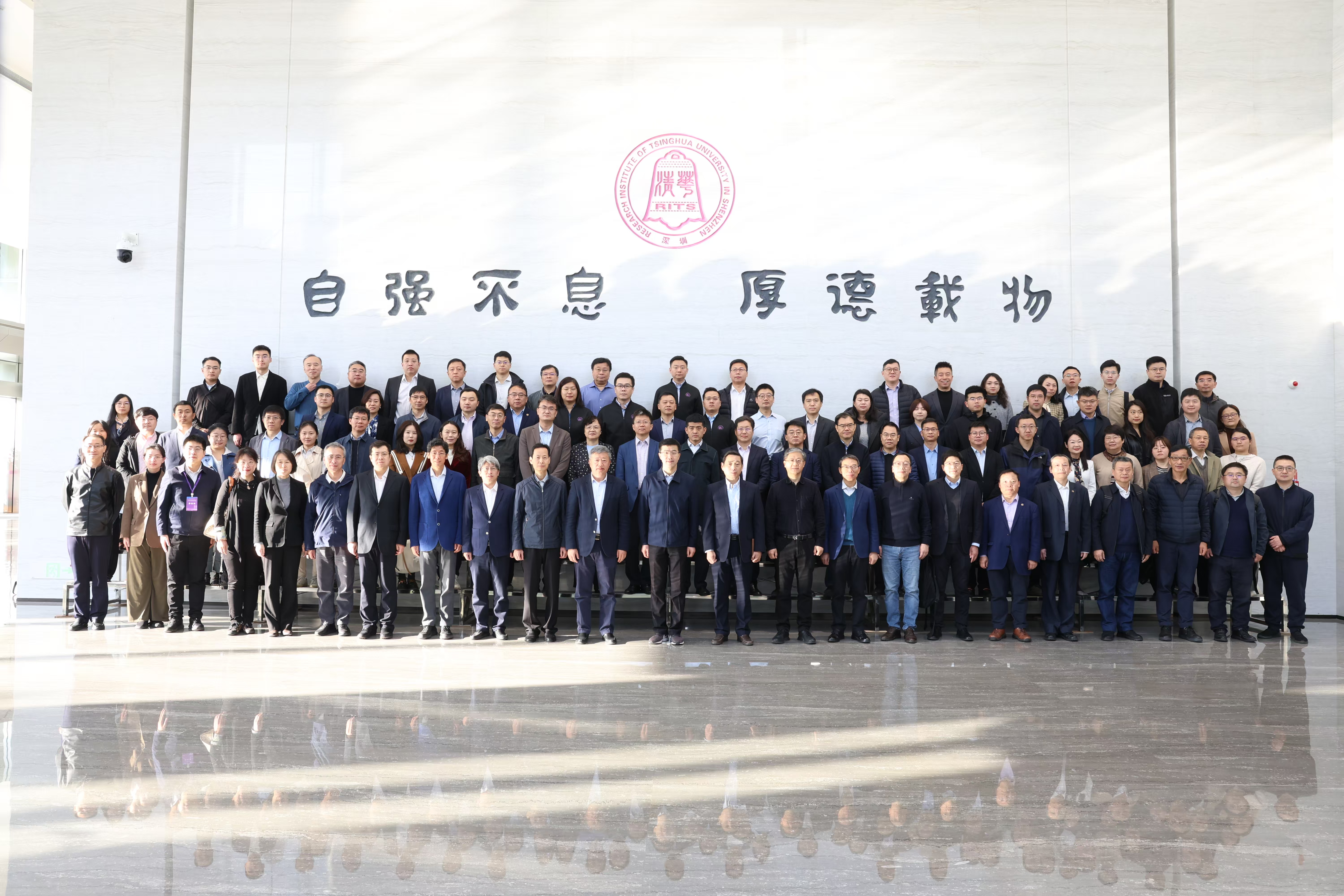 20250117-新葡萄官网AMG召开校地合作研究院2025年度工作培训和研讨会-深圳研究院-与会人员合影.jpg